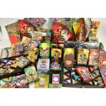 YU-GI-OH GX THE ULTIMATE GUIDE ISSUES 1-35, 2 COLLECTORS TINS AND APPROXIMATELY 1600 YU-GI-OH CARDS,