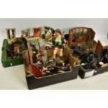 LARA CROFT LIMITED EDITION SCULPTURE, figure 1508/4500 and signed by Steve Varner, also includes