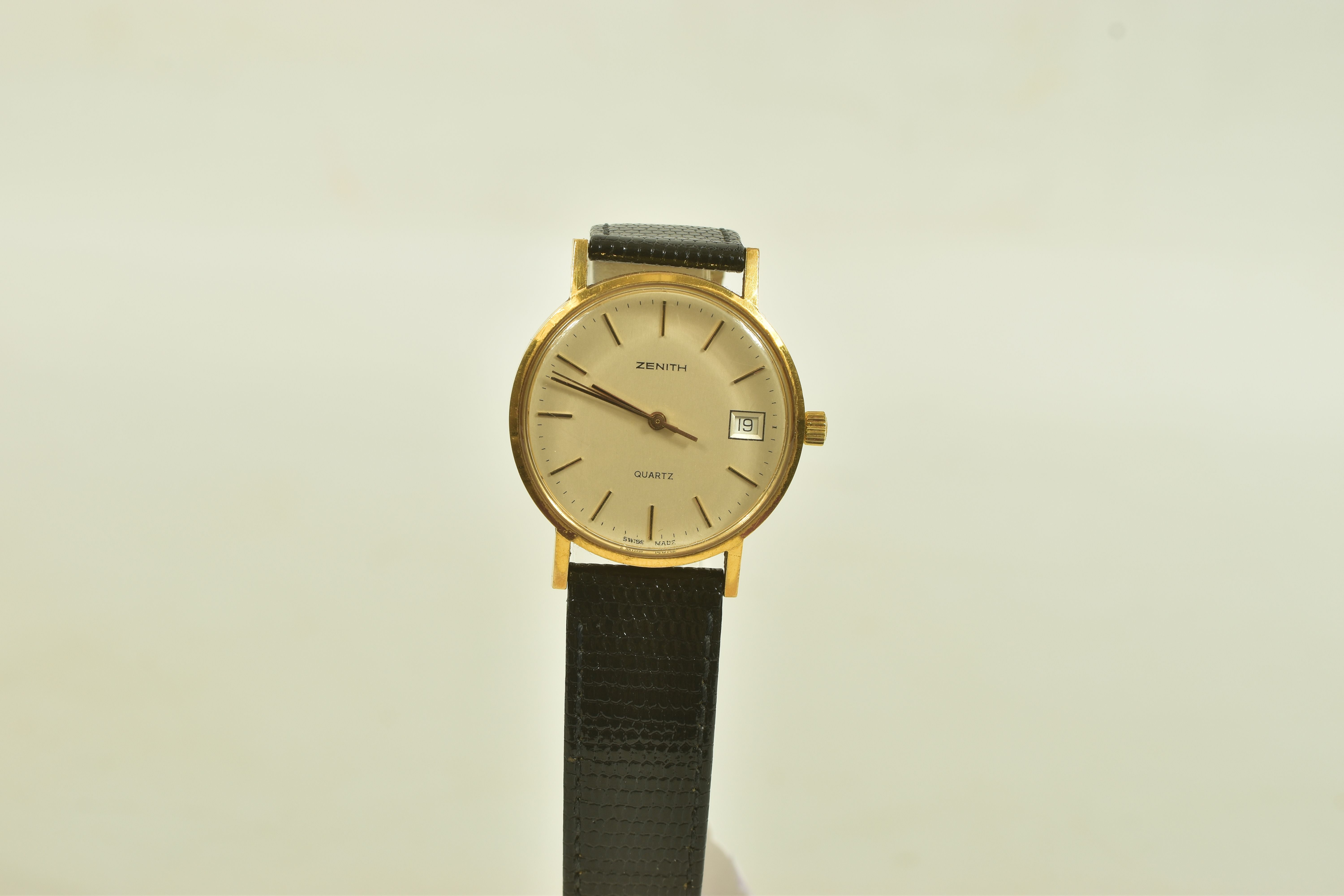 A GENTLEMANS ZENITH WRISTWATCH, the white dial, with hourly applied markers, black and gold toned
