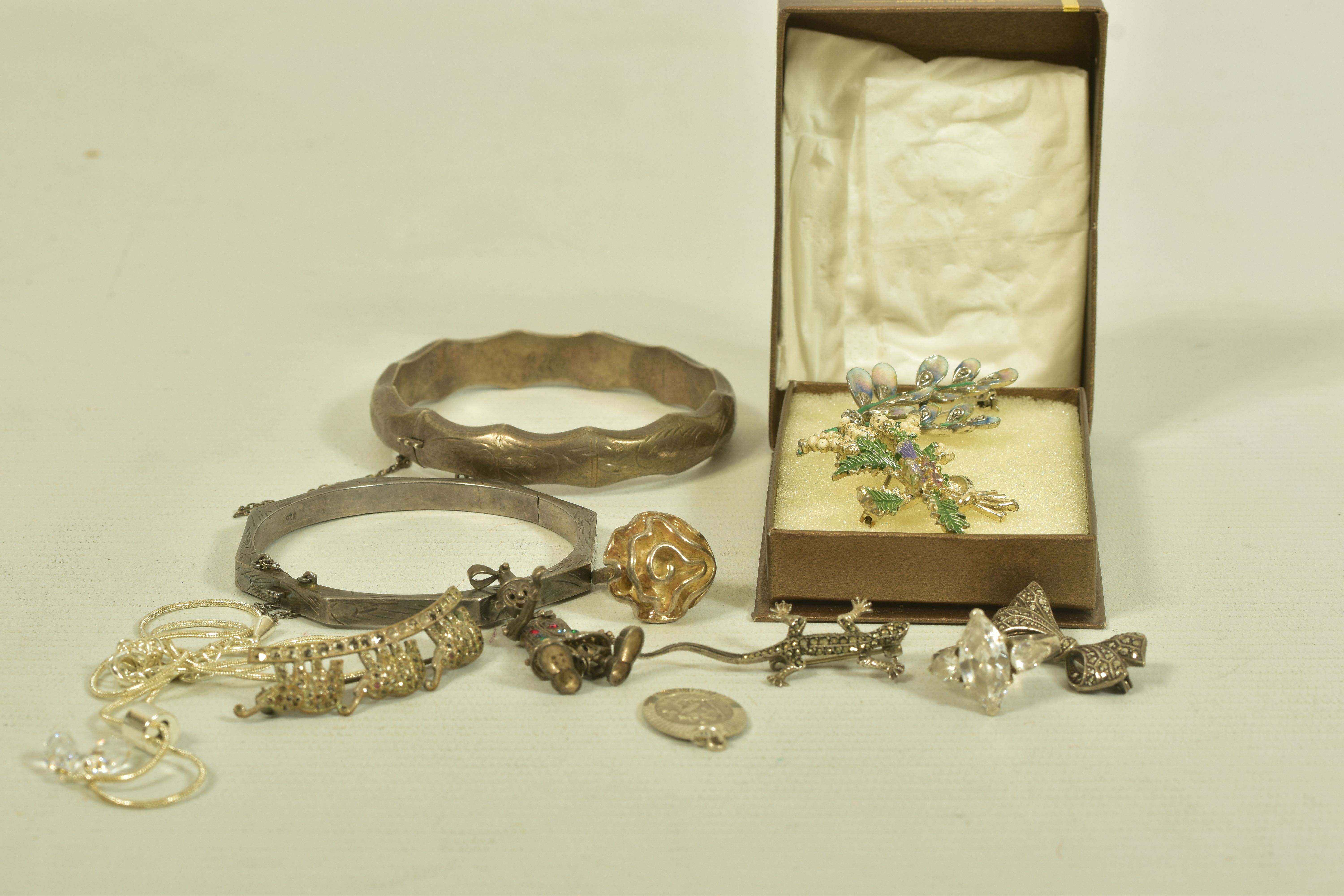 A SELECTION OF SILVER AND WHITE METAL JEWELLERY, to include three marcasite brooches, two engraved