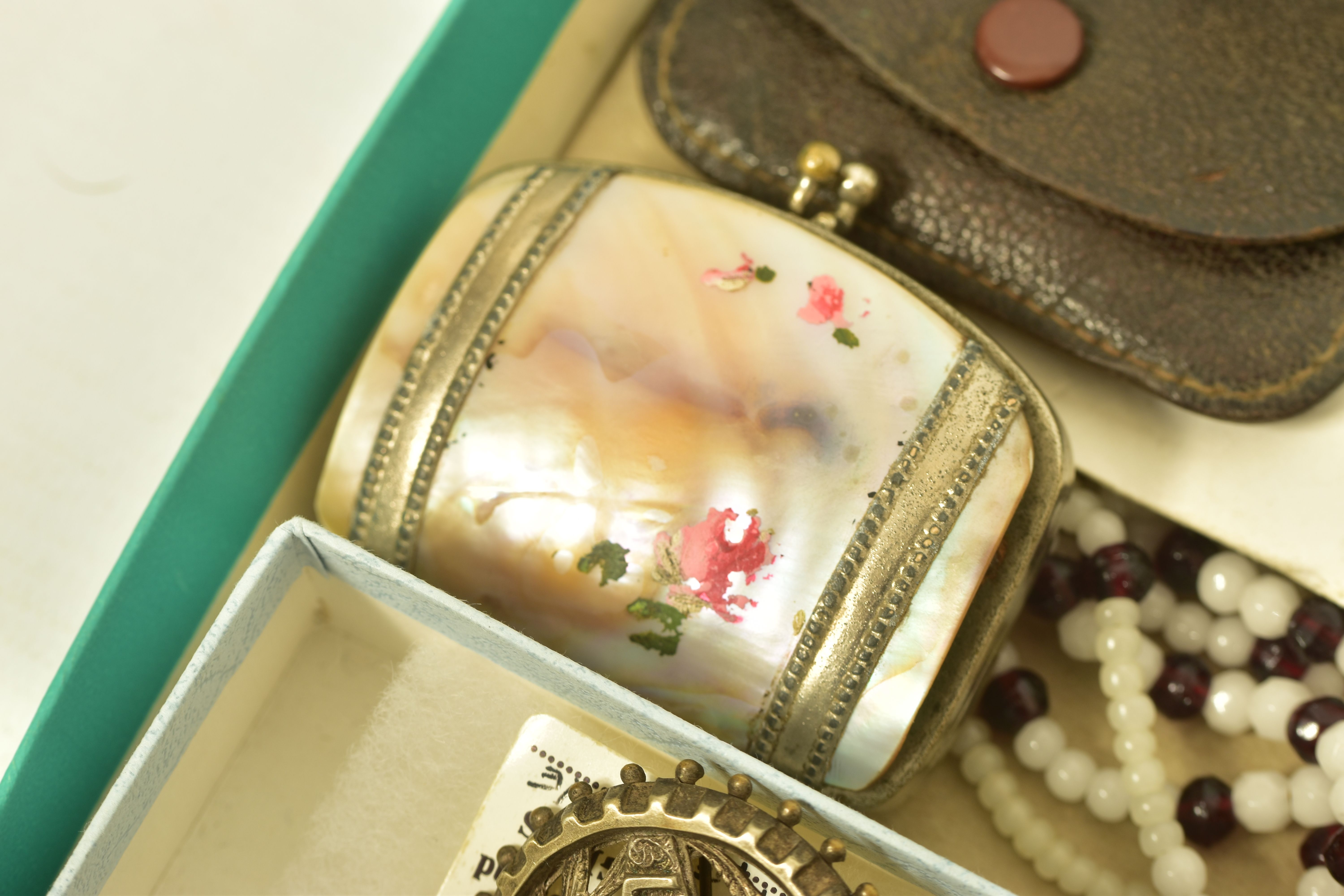 A COLLECTION OF ANTIQUE JEWELLERY VESTA CASES AND NOVELTY ITEMS, to include a Victorian white - Image 6 of 9