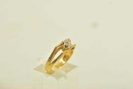 AN 18CT GOLD ILLUSION SET DIAMOND RING, the illusion set diamond, with openwork gallery and split