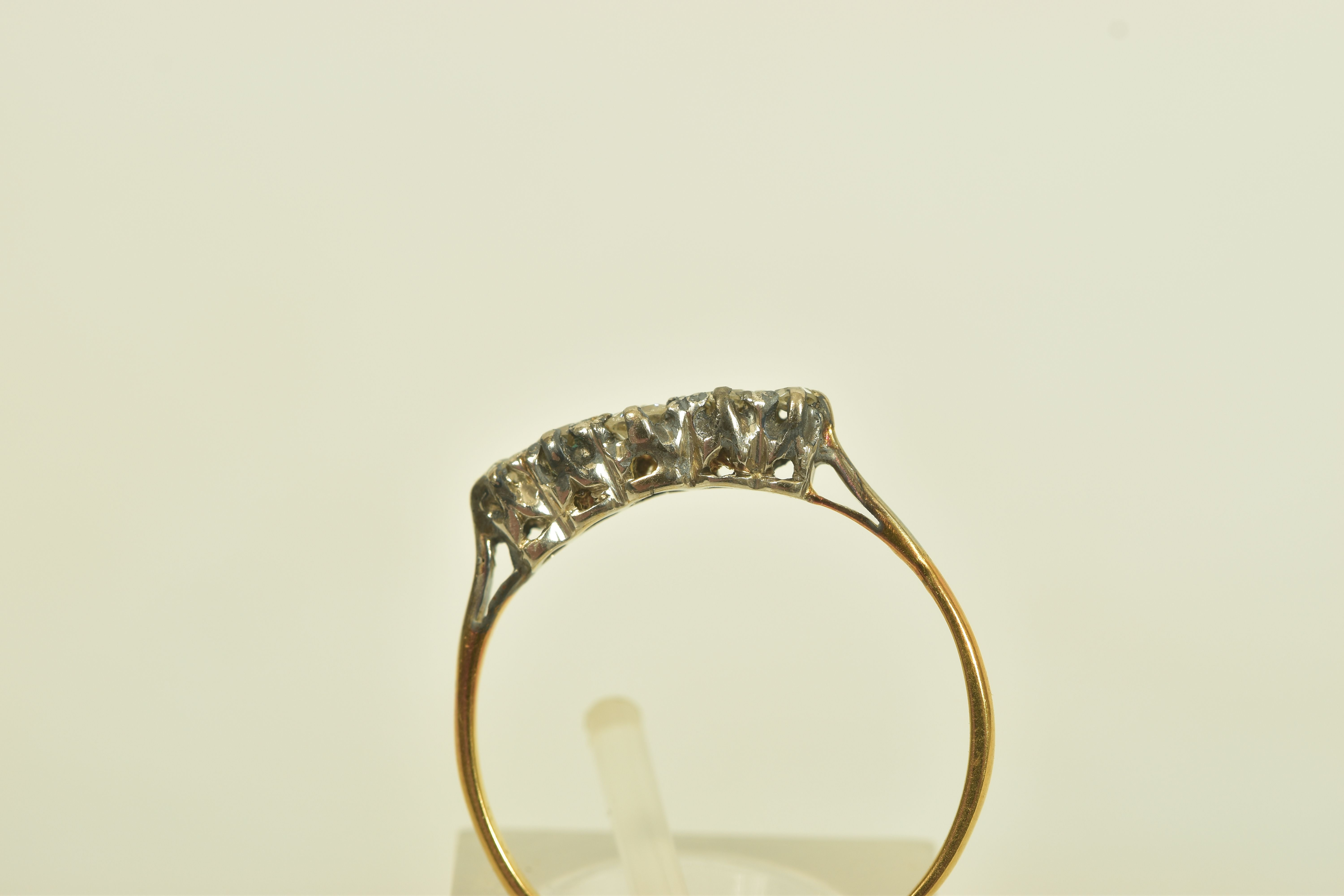 A GOLD DIAMOND FIVE STONE RING, the brilliant cut diamond graduated five stone ring, with openwork - Image 3 of 6