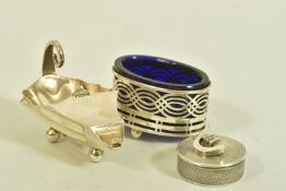 THREE LATE 19TH TO EARLY 20TH CENTURY SILVER ITEMS, to include a late Victorian silver salt with