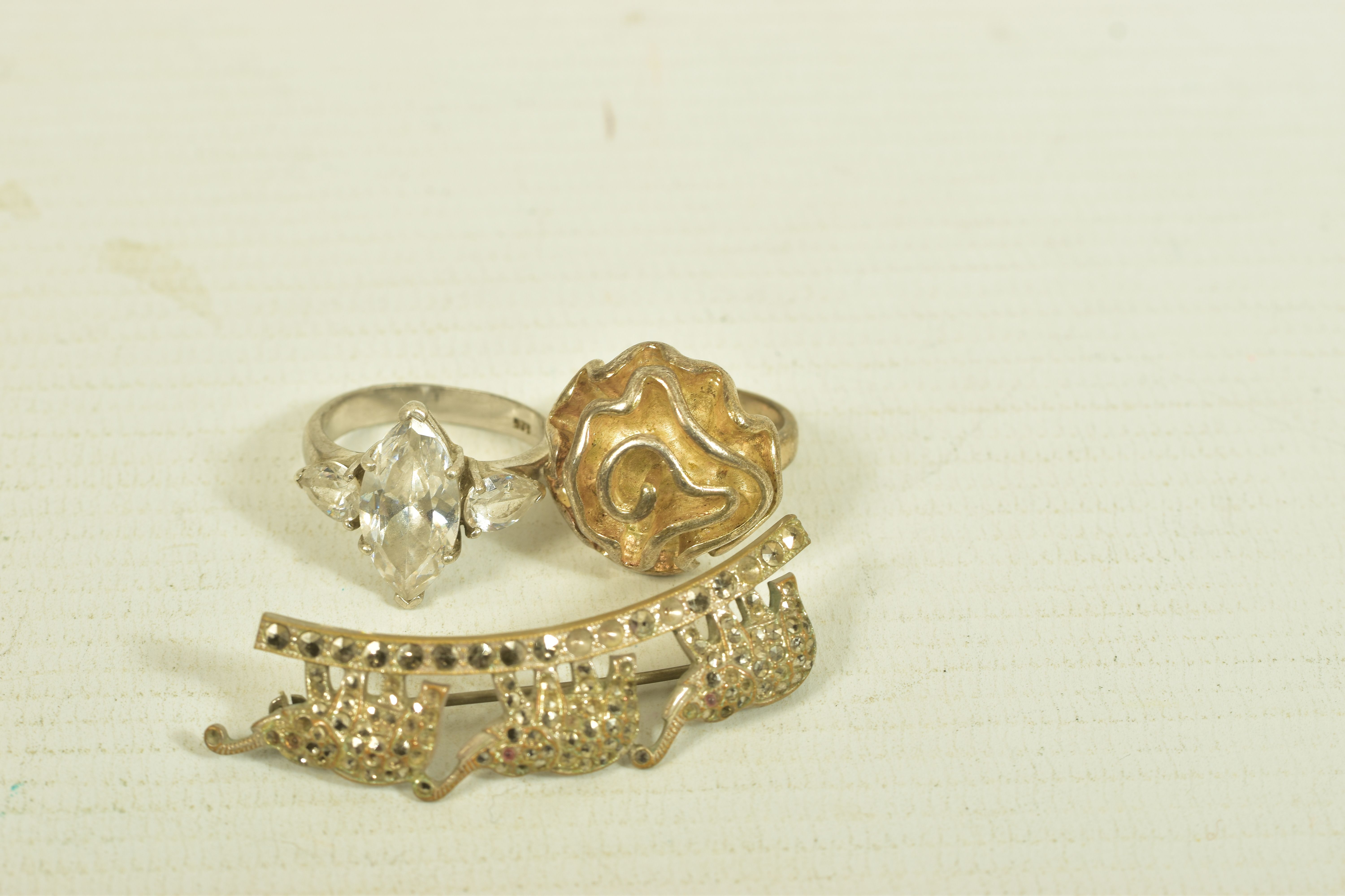 A SELECTION OF SILVER AND WHITE METAL JEWELLERY, to include three marcasite brooches, two engraved - Image 7 of 12