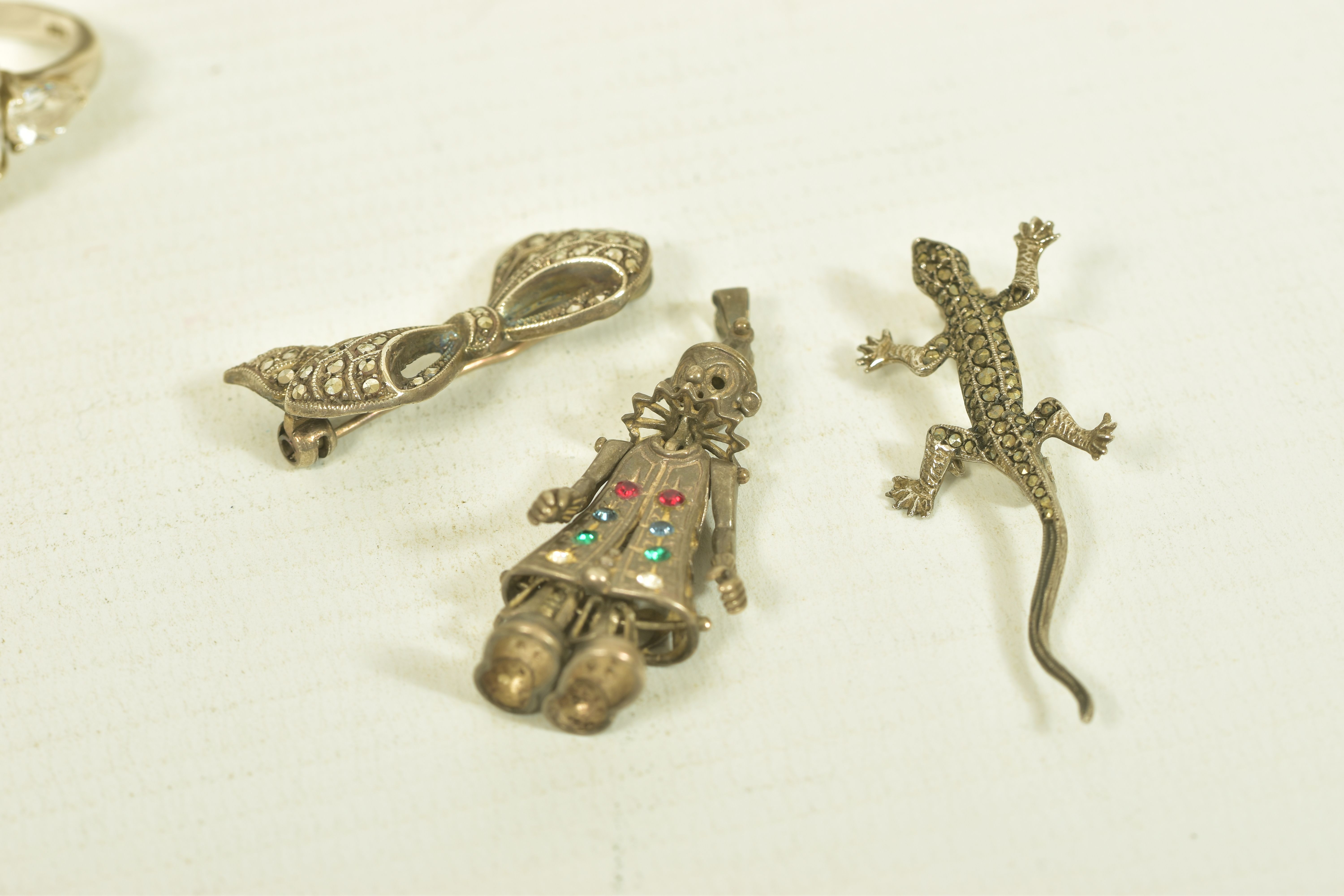 A SELECTION OF SILVER AND WHITE METAL JEWELLERY, to include three marcasite brooches, two engraved - Image 6 of 12