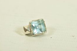 AN 18CT WHITE GOLD BLUE TOPAZ PENDANT, the square cut blue topaz to the tapered surmount, Italian