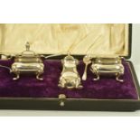 AN EARLY 20TH CENTURY SILVER CRUET SET WITH TWO SILVER SPOONS, within fitted case, maker's mark 'W&