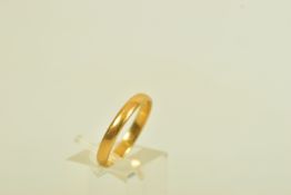 AN EARLY 20TH CENTURY 22CT GOLD WEDDING BAND RING, hallmarked Birmingham 1912, ring size O 1/2,