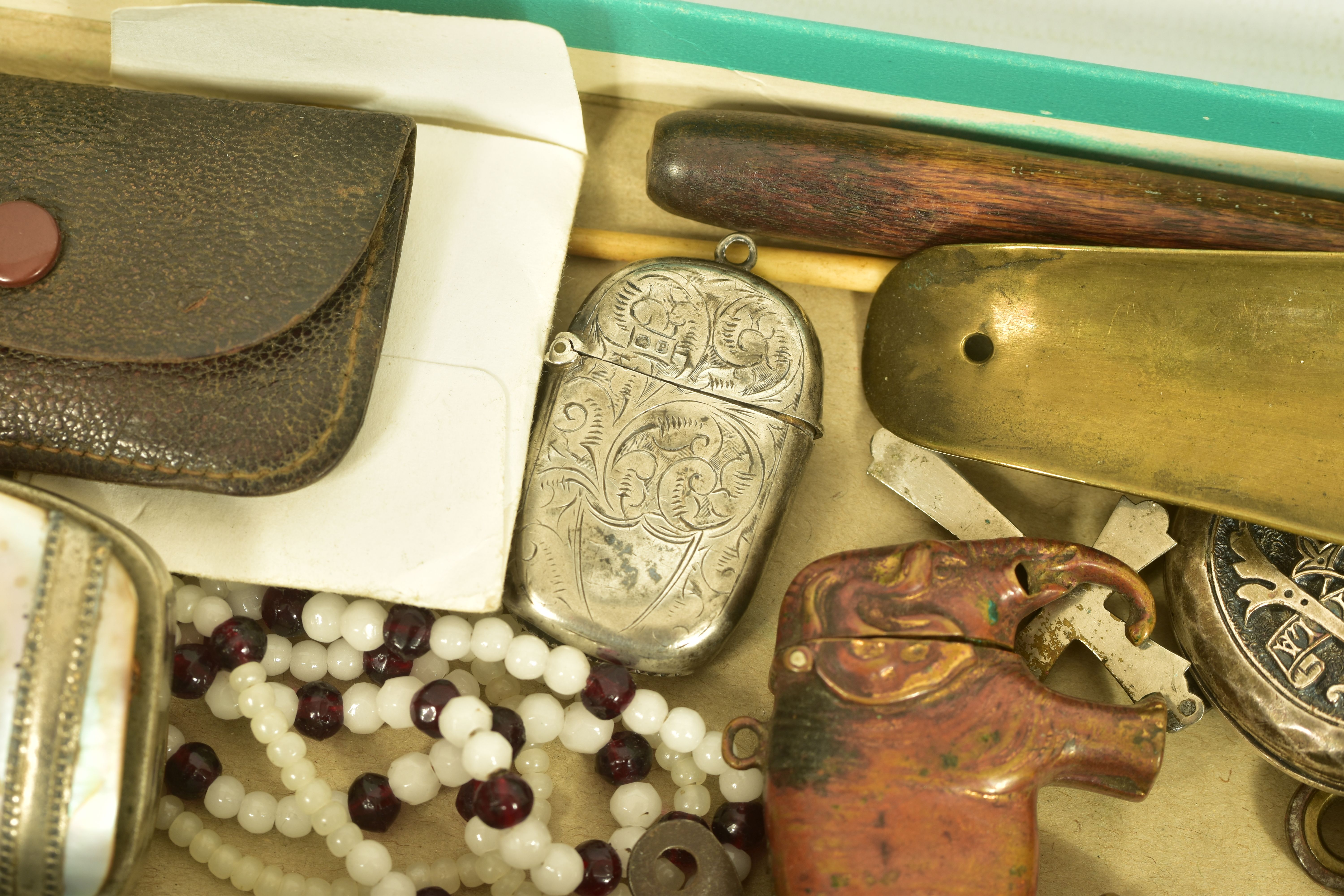A COLLECTION OF ANTIQUE JEWELLERY VESTA CASES AND NOVELTY ITEMS, to include a Victorian white - Image 5 of 9