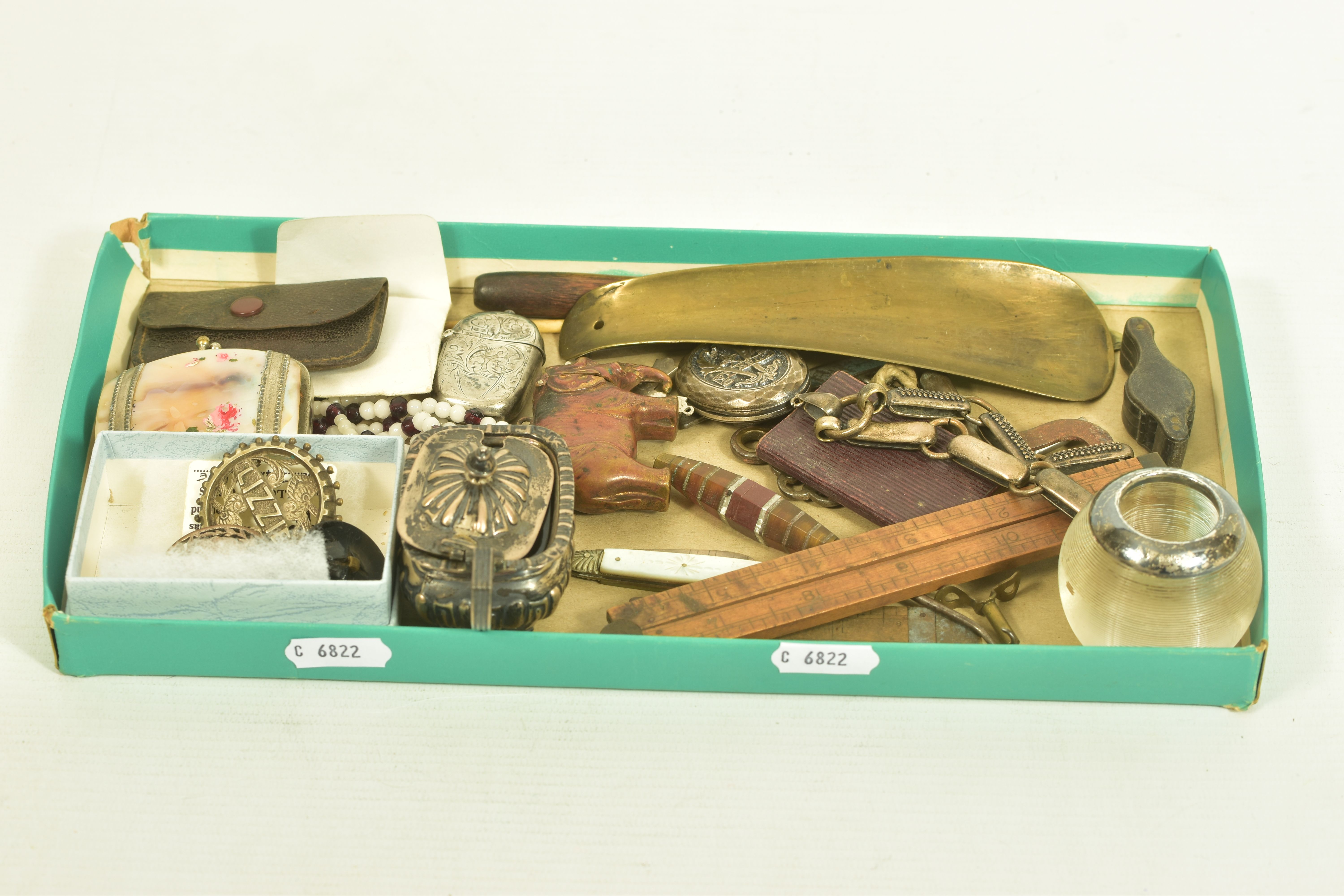 A COLLECTION OF ANTIQUE JEWELLERY VESTA CASES AND NOVELTY ITEMS, to include a Victorian white