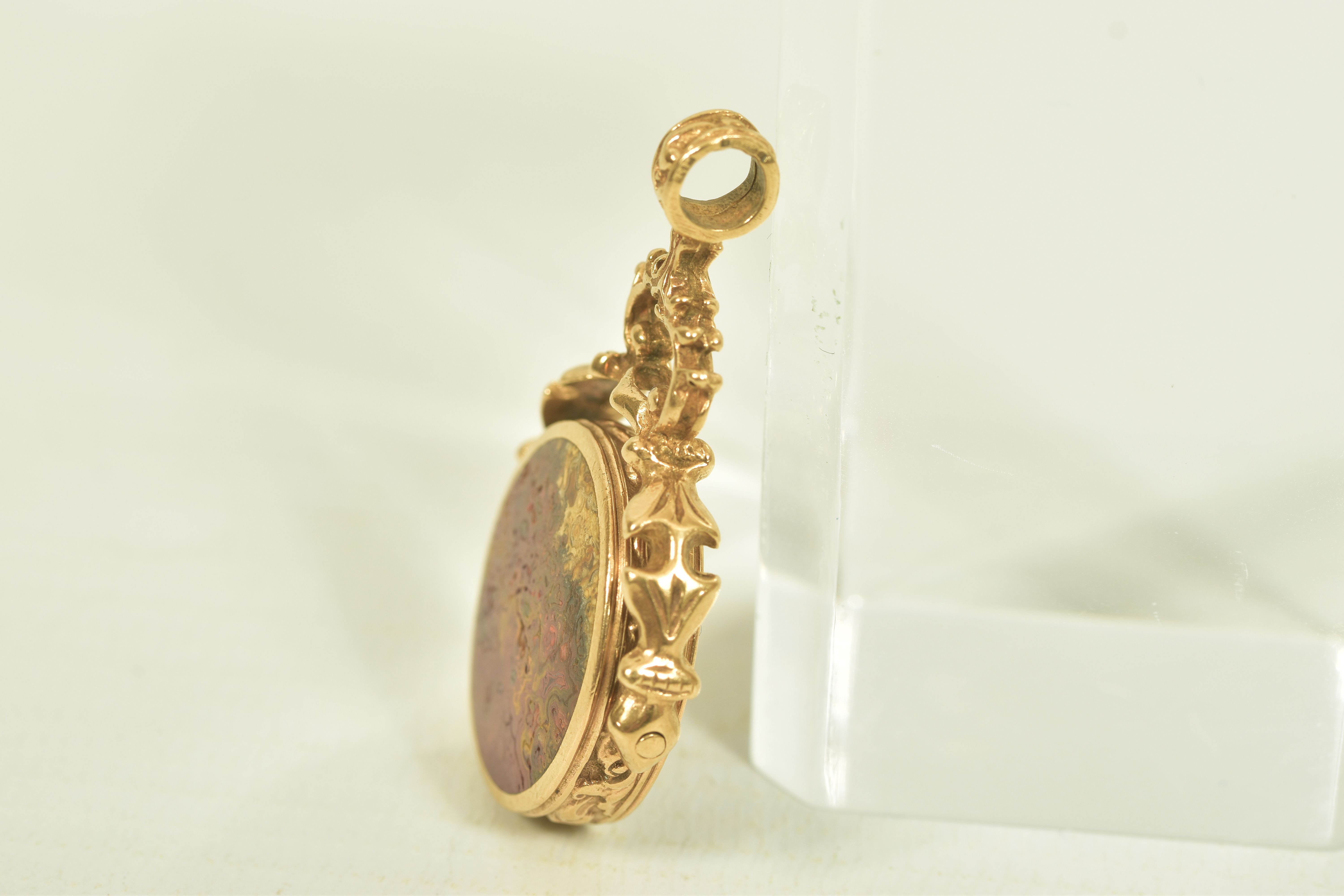 A 9CT GOLD CARNELIAN AND AGATE SWIVEL FOB, the circular carnelian and agate panels, within a - Image 4 of 6