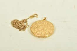 A 9CT GOLD LOCKET WITH 9CT GOLD CHAIN, the floral engraved circular hinged locket, opens to reveal