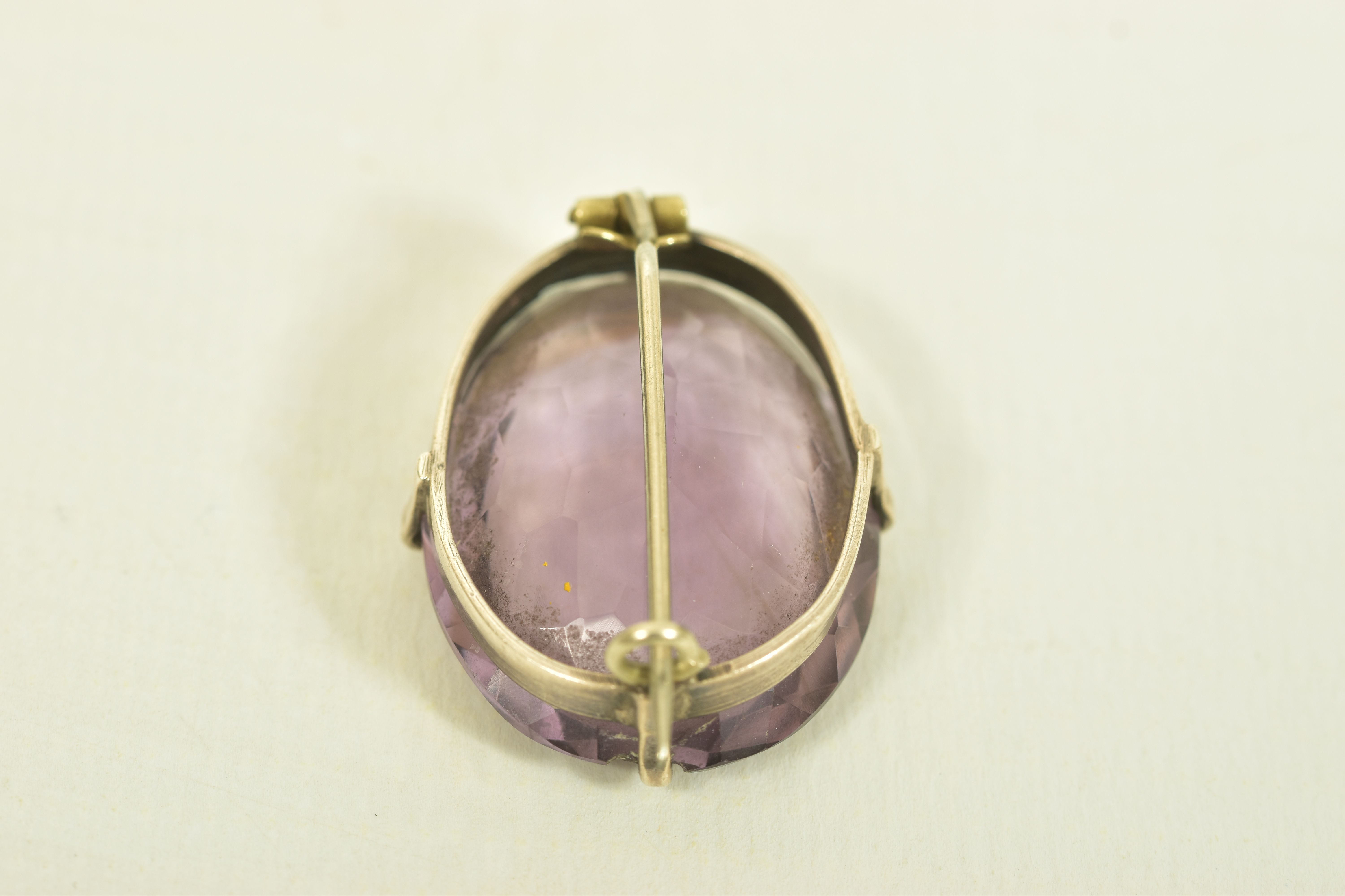 A SELECTION OF FOUR VICTORIAN BROOCHES, to include an amethyst single stone brooch, a Jubilee - Image 11 of 11