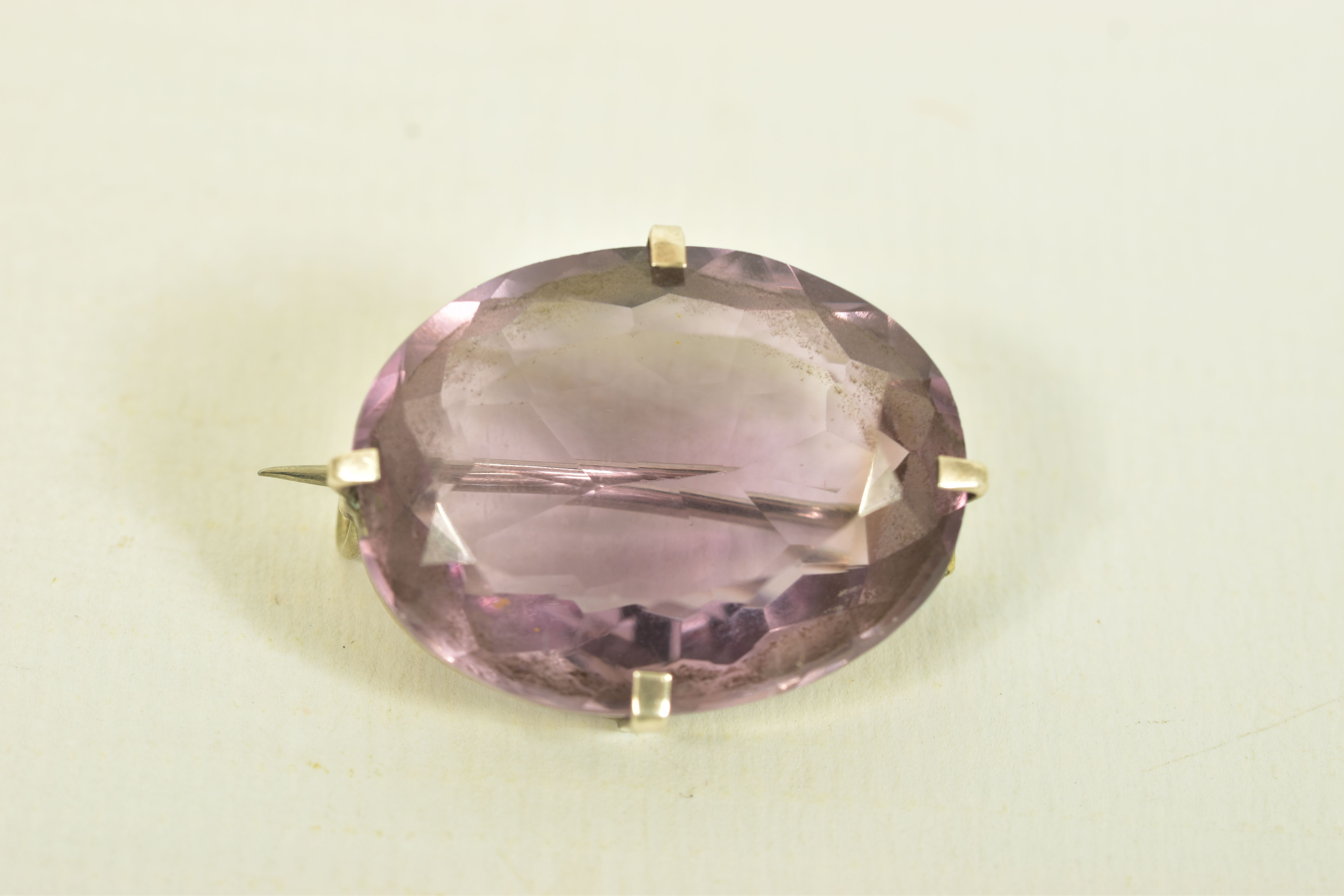 A SELECTION OF FOUR VICTORIAN BROOCHES, to include an amethyst single stone brooch, a Jubilee - Image 10 of 11