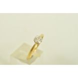 AN EARLY 20TH CENTURY YELLOW METAL DIAMOND SINGLE STONE RING, set with an early brilliant cut