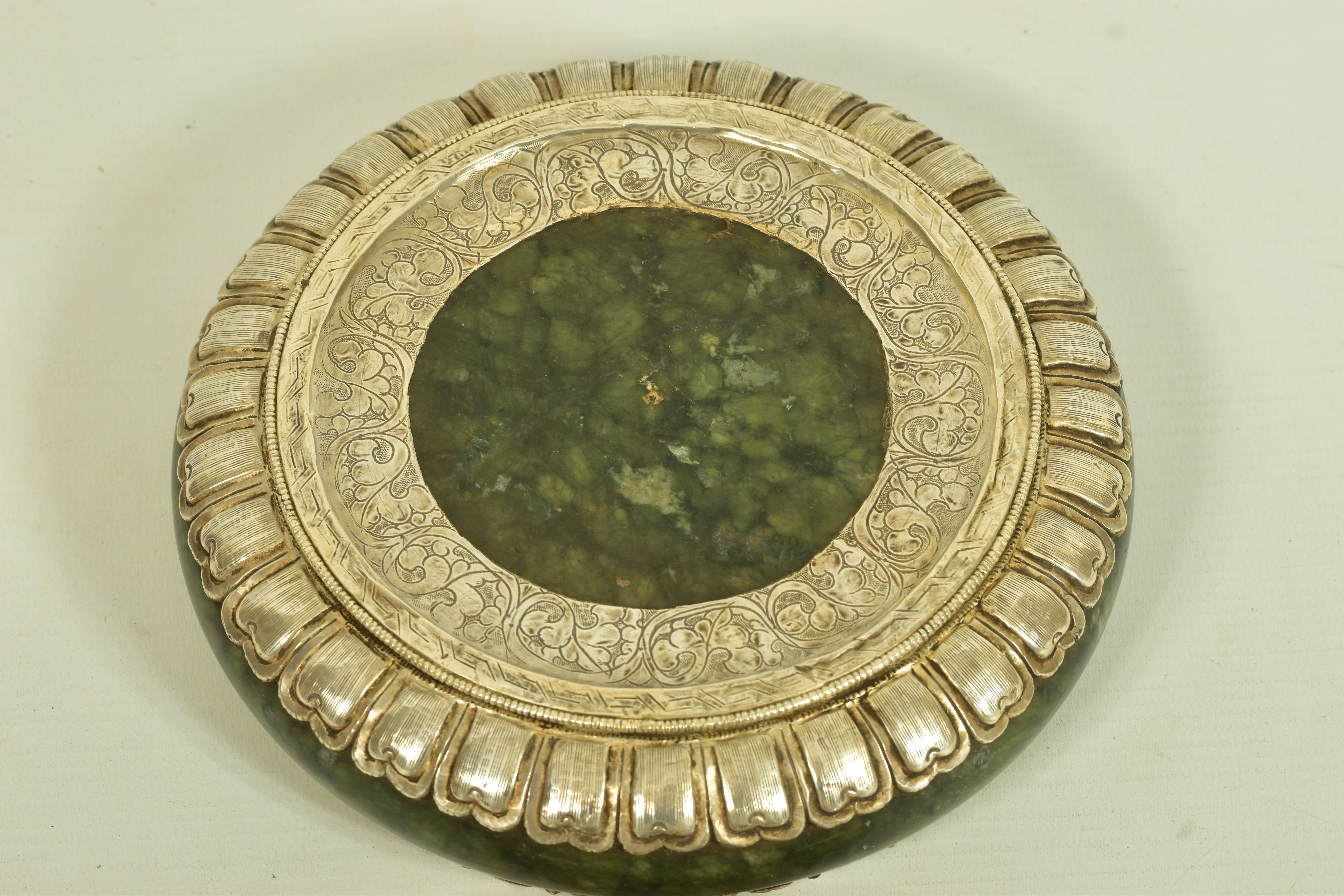 A WHITE METAL JADE BOWL AND STAND, believed to be 'Serpentine Jade,' with a white metal decorative - Image 4 of 6