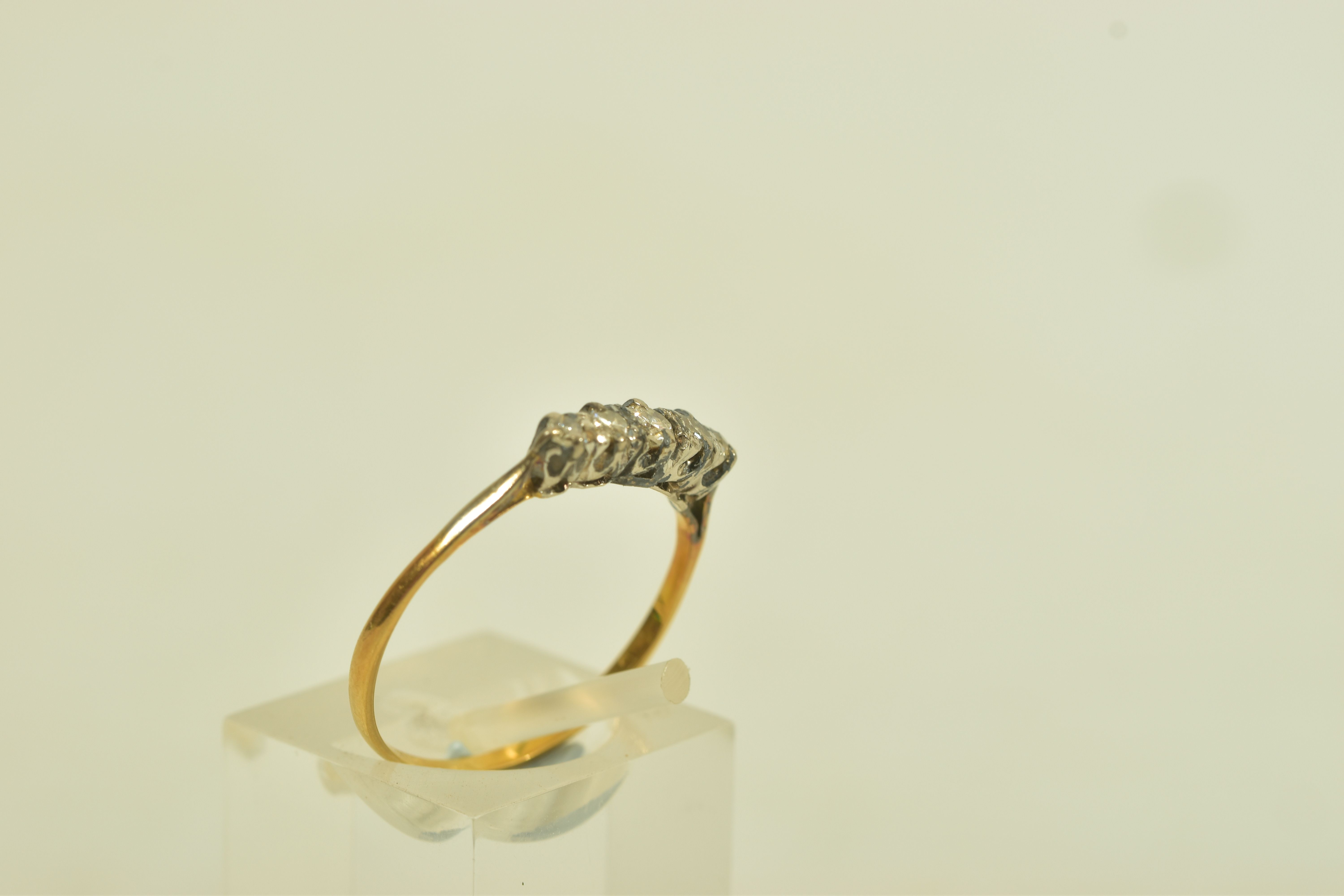 A GOLD DIAMOND FIVE STONE RING, the brilliant cut diamond graduated five stone ring, with openwork
