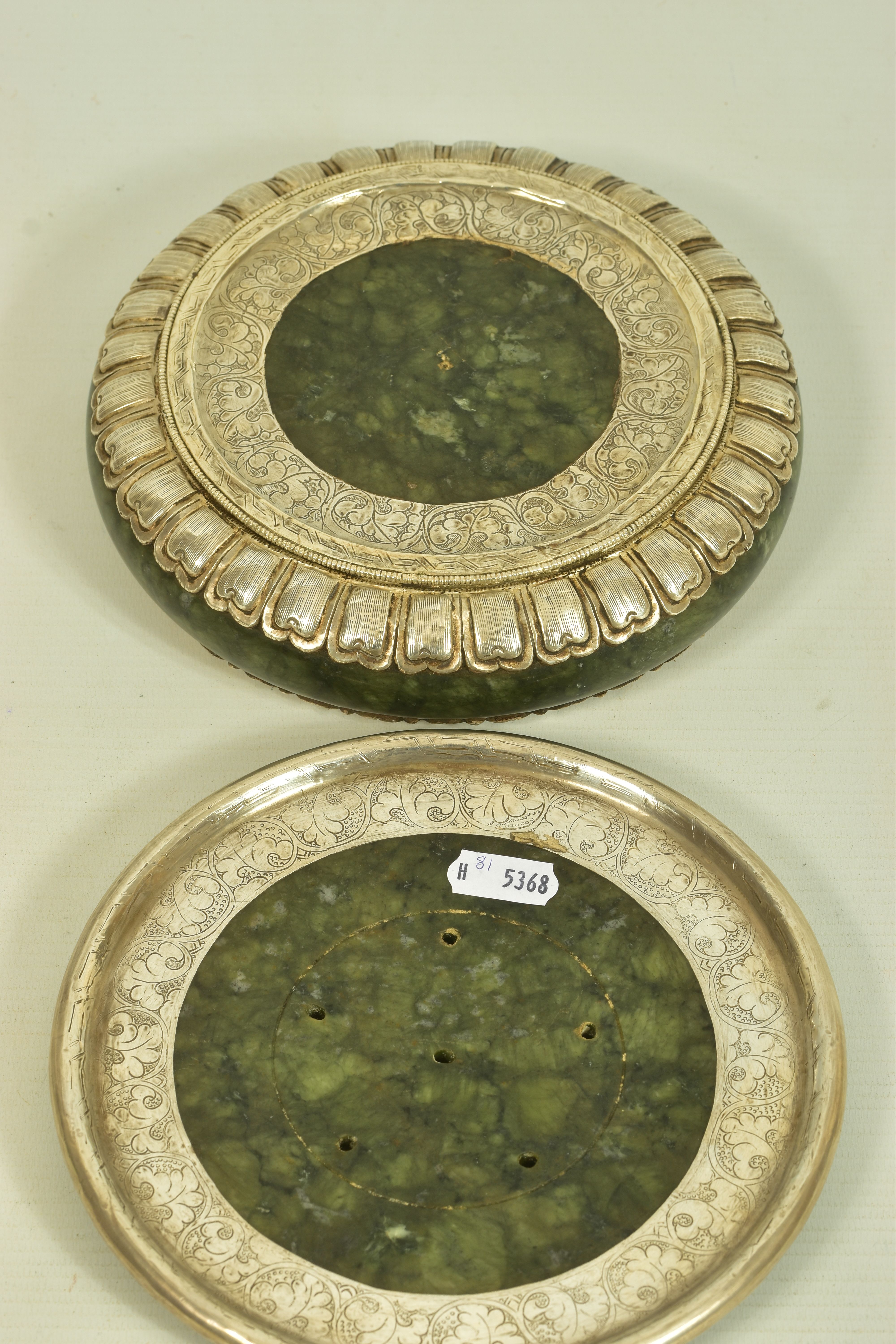 A WHITE METAL JADE BOWL AND STAND, believed to be 'Serpentine Jade,' with a white metal decorative - Image 3 of 6