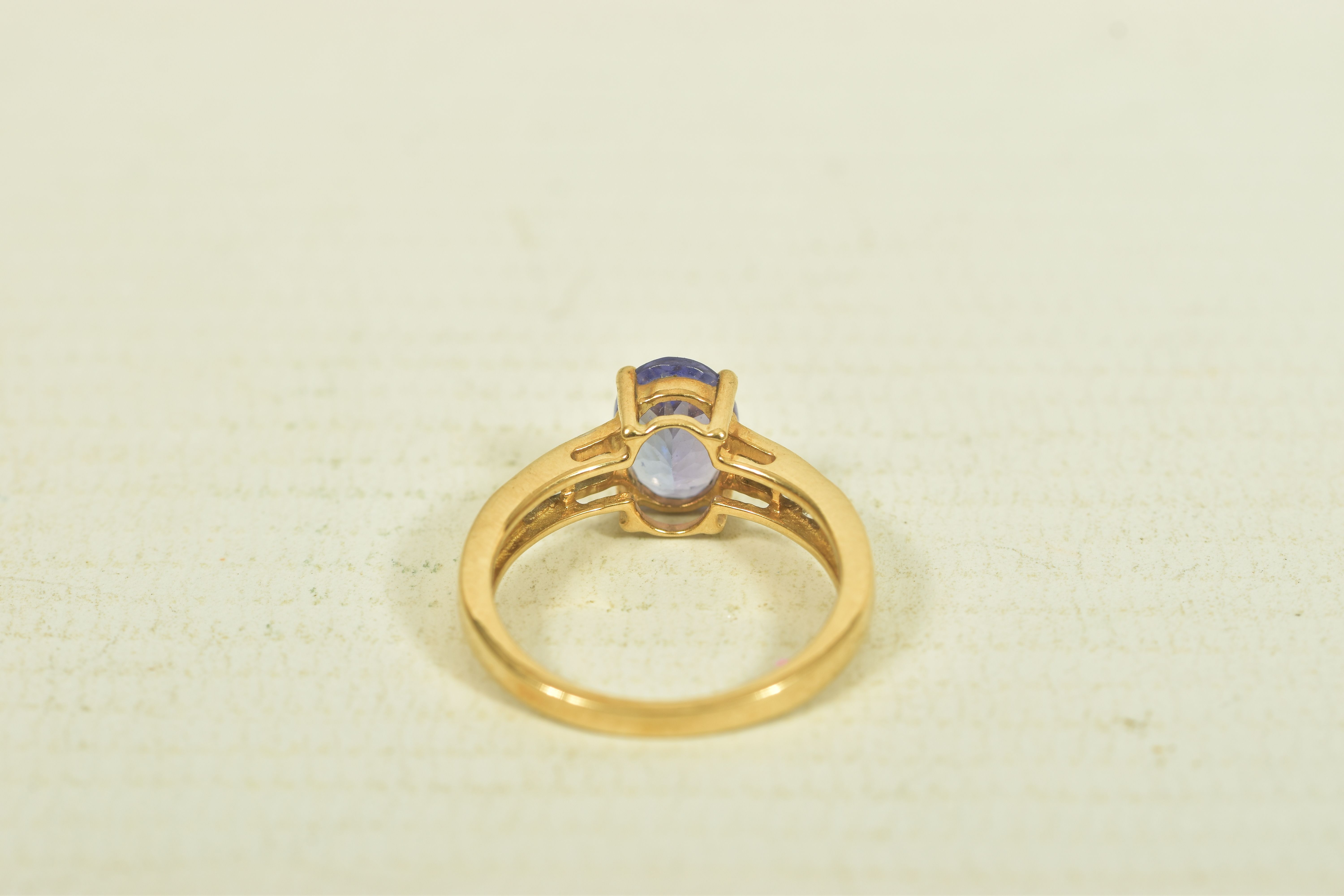 A 9CT GOLD TANZANITE AND COLOURLESS GEM DRESS RING, the oval tanzanite, to the circular colourless - Image 4 of 6