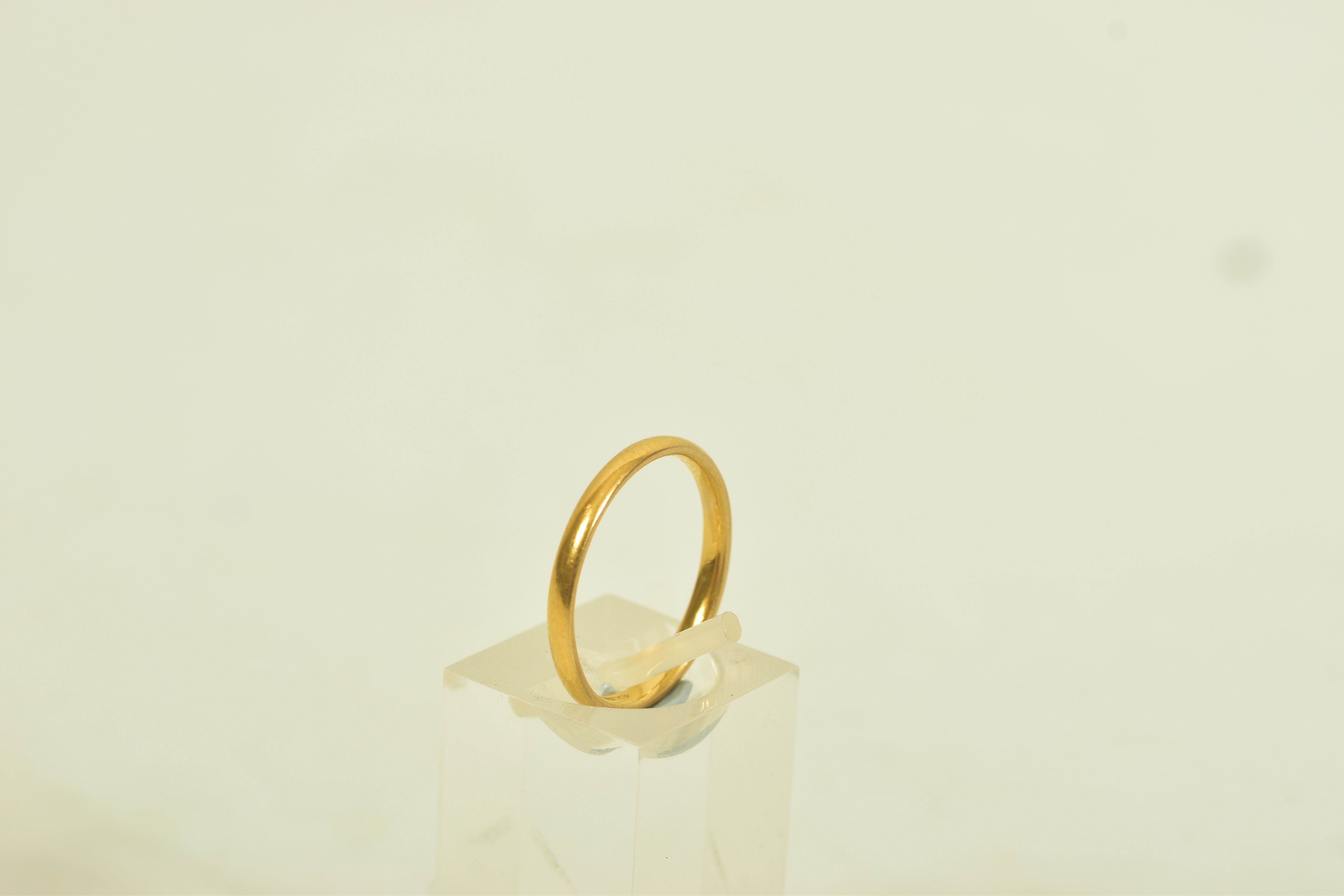 A MID 20TH CENTURY 22CT GOLD WEDDING BAND RING, hallmarked Birmingham 1941, ring size M, approximate