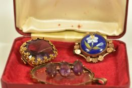 A SELECTION OF JEWELLERY, to include a gold plated enamel flower brooch, an oval shape amethyst