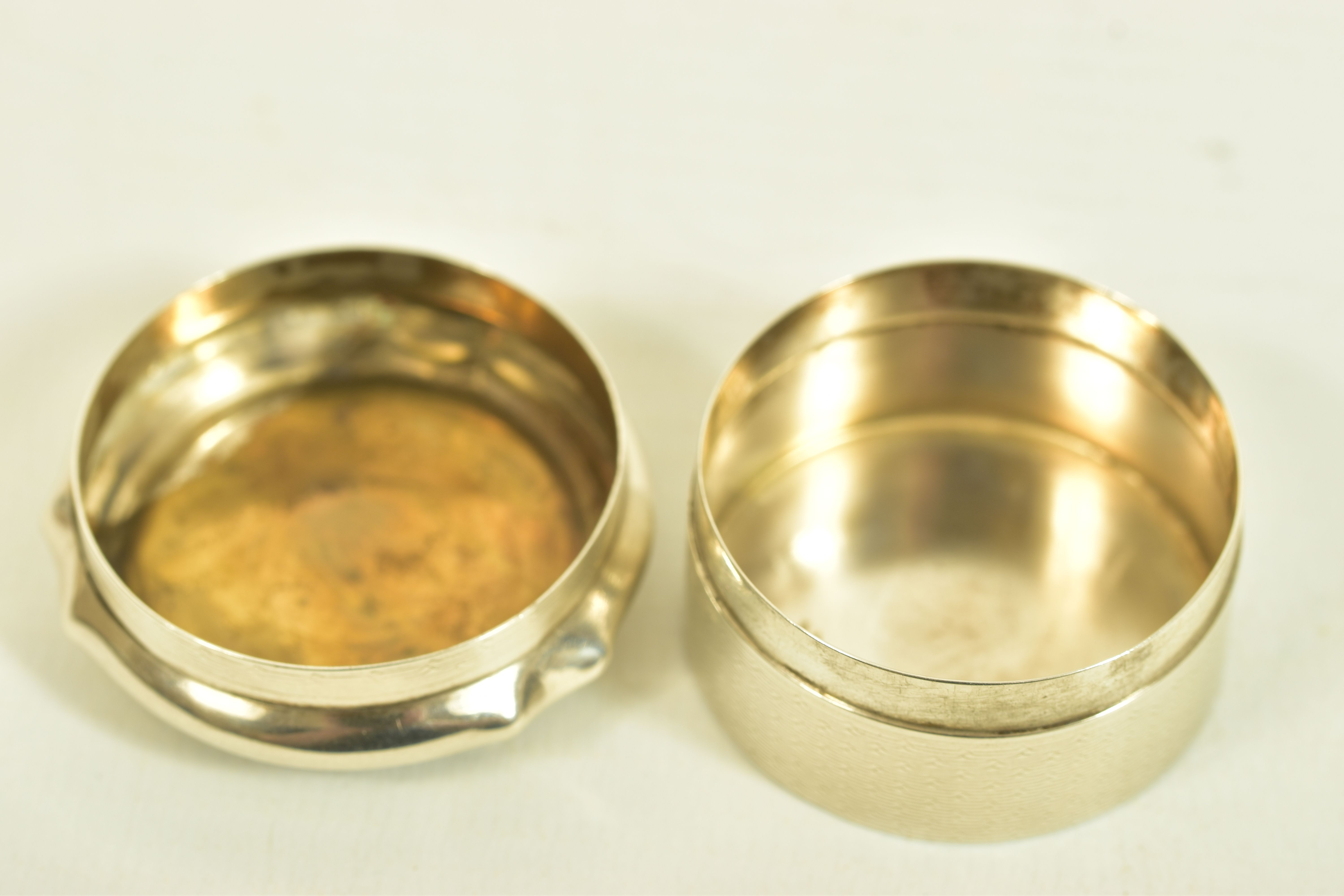 A PAIR OF NOVELTY SALT AND PEPPER POTS, TOGETHER WITH AN EARLY 20TH CENTURY SILVER ASPREY & CO. PILL - Image 4 of 8