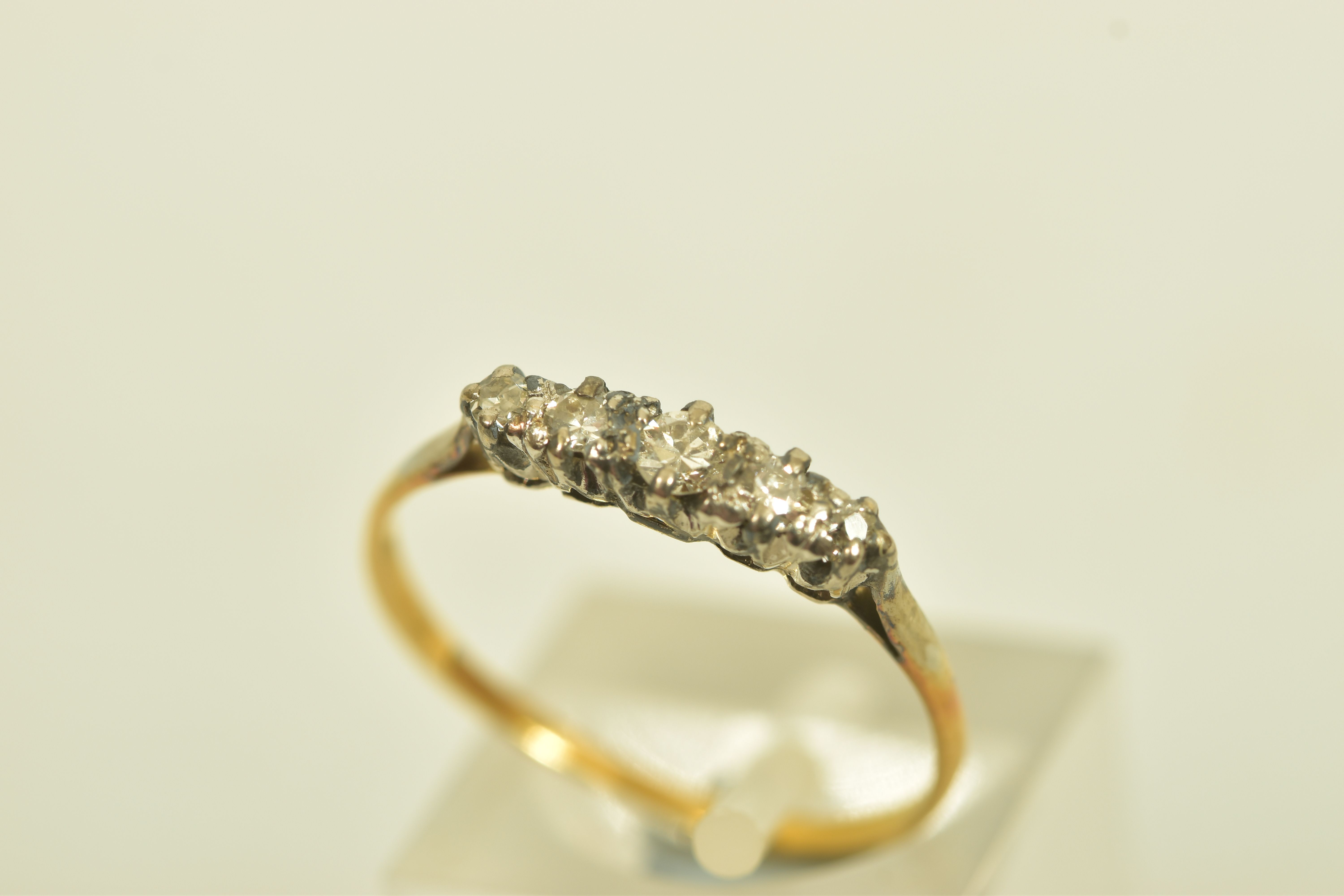 A GOLD DIAMOND FIVE STONE RING, the brilliant cut diamond graduated five stone ring, with openwork - Image 4 of 6