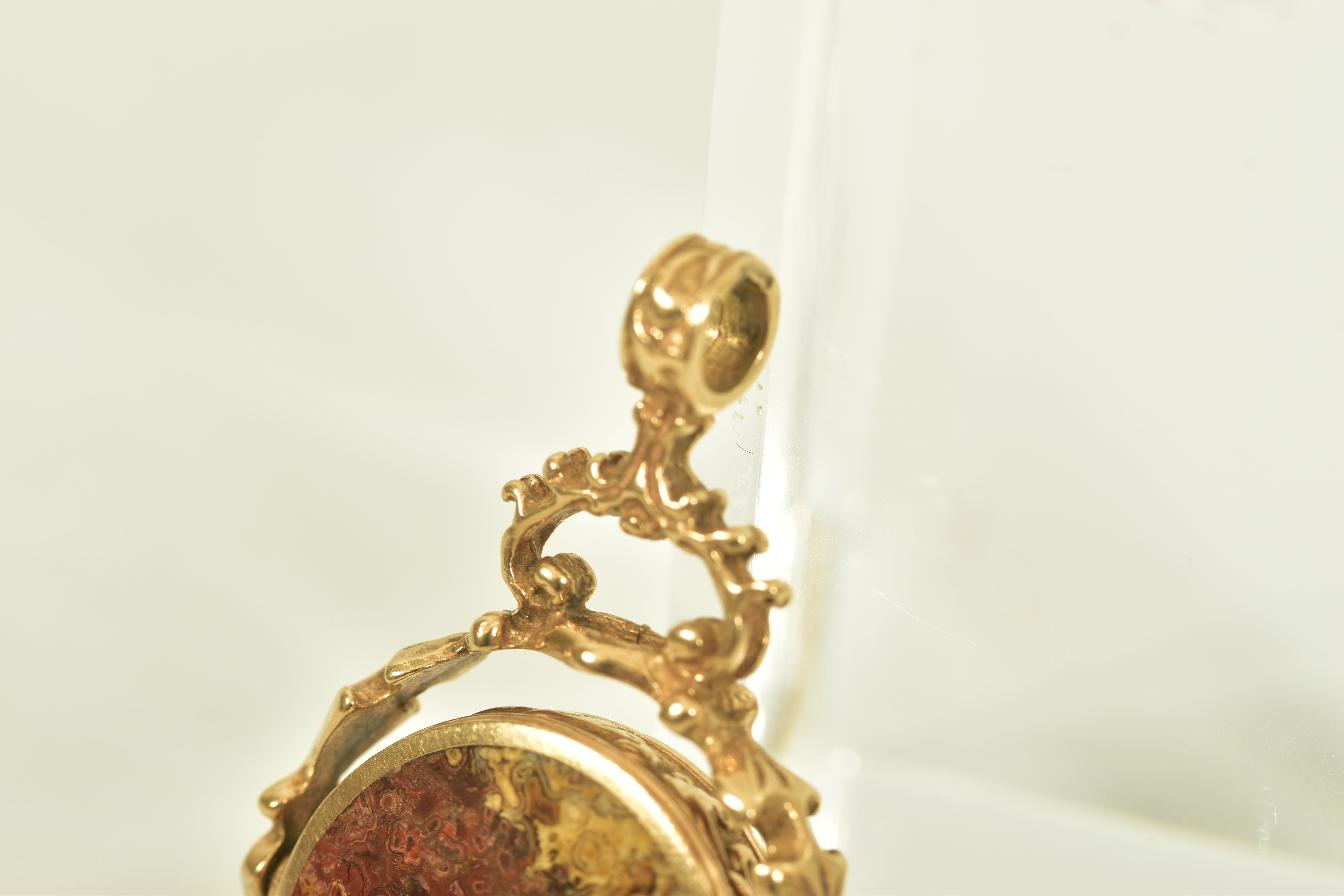 A 9CT GOLD CARNELIAN AND AGATE SWIVEL FOB, the circular carnelian and agate panels, within a - Image 3 of 6