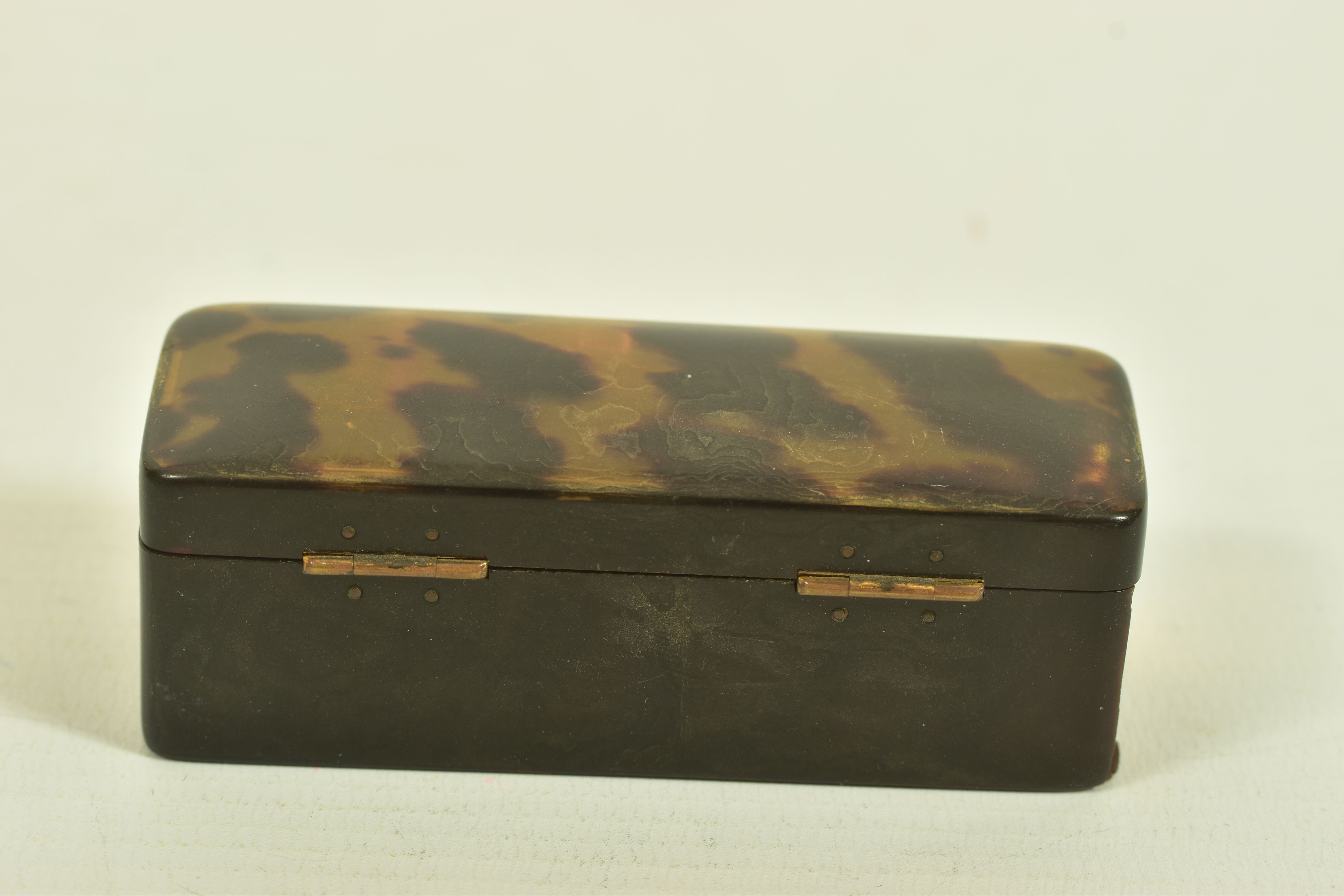 TWO GEORGIAN SNUFF BOXES (both AF), to include a mother of pearl snuff box the lid carved to - Image 6 of 8