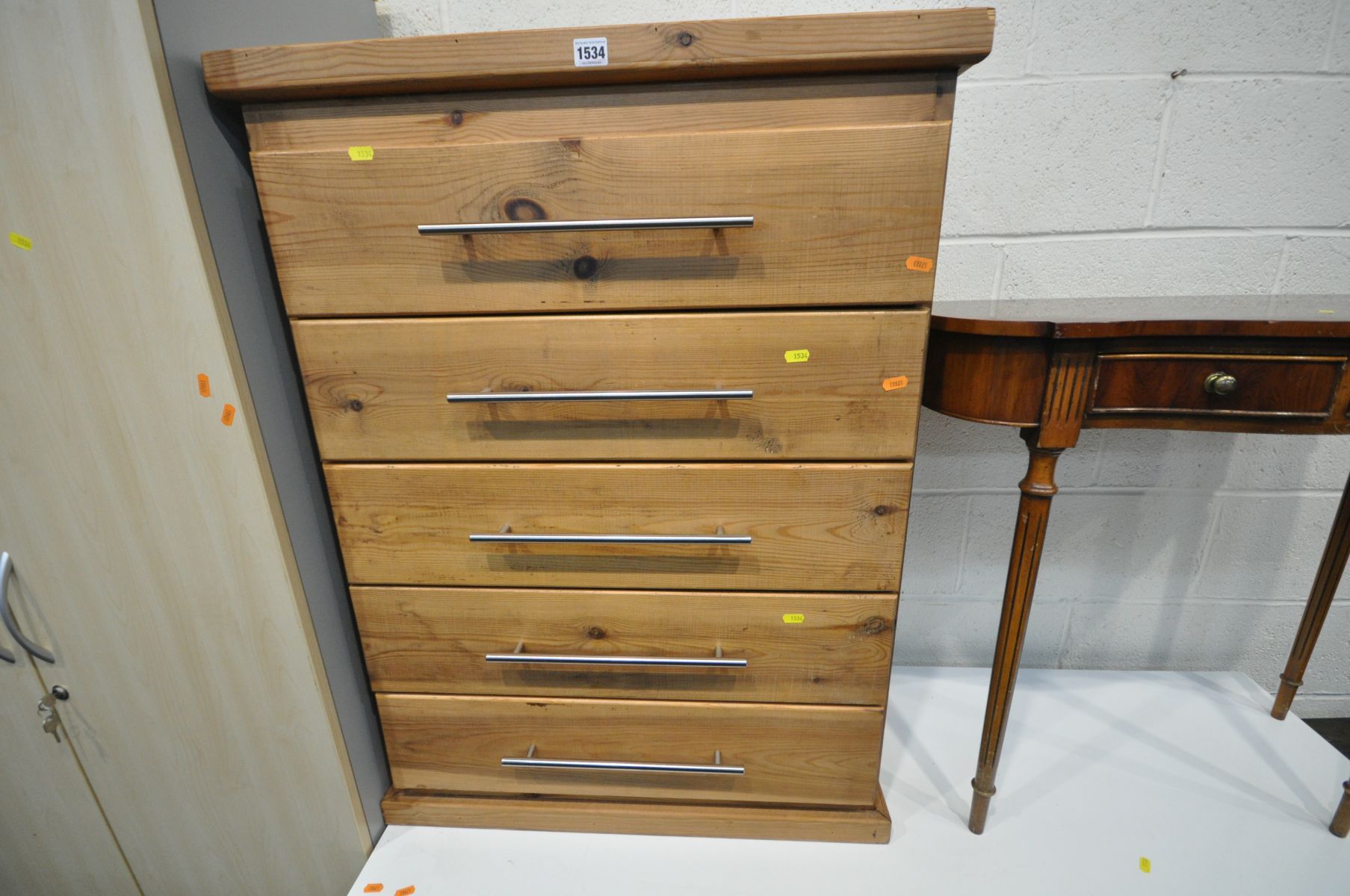 A WHITE VENEER DESK WITH TWO BANKS OF FOUR DRAWERS, length 153cm x depth 52cm x height 70cm a pine - Image 5 of 5