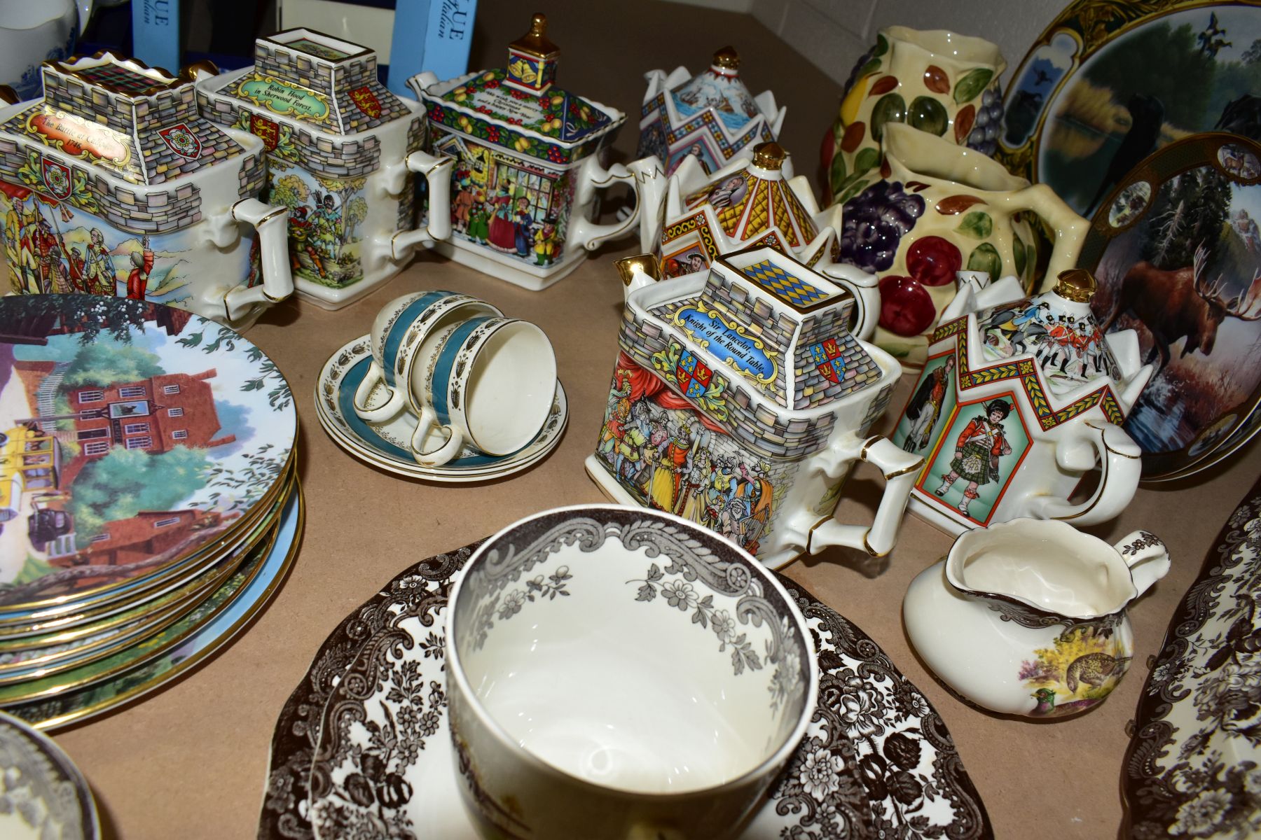 A GROUP OF CERAMICS, to include seven Sadler teapots featuring Bonny Prince Charlie, Robin Hood, A - Image 6 of 10