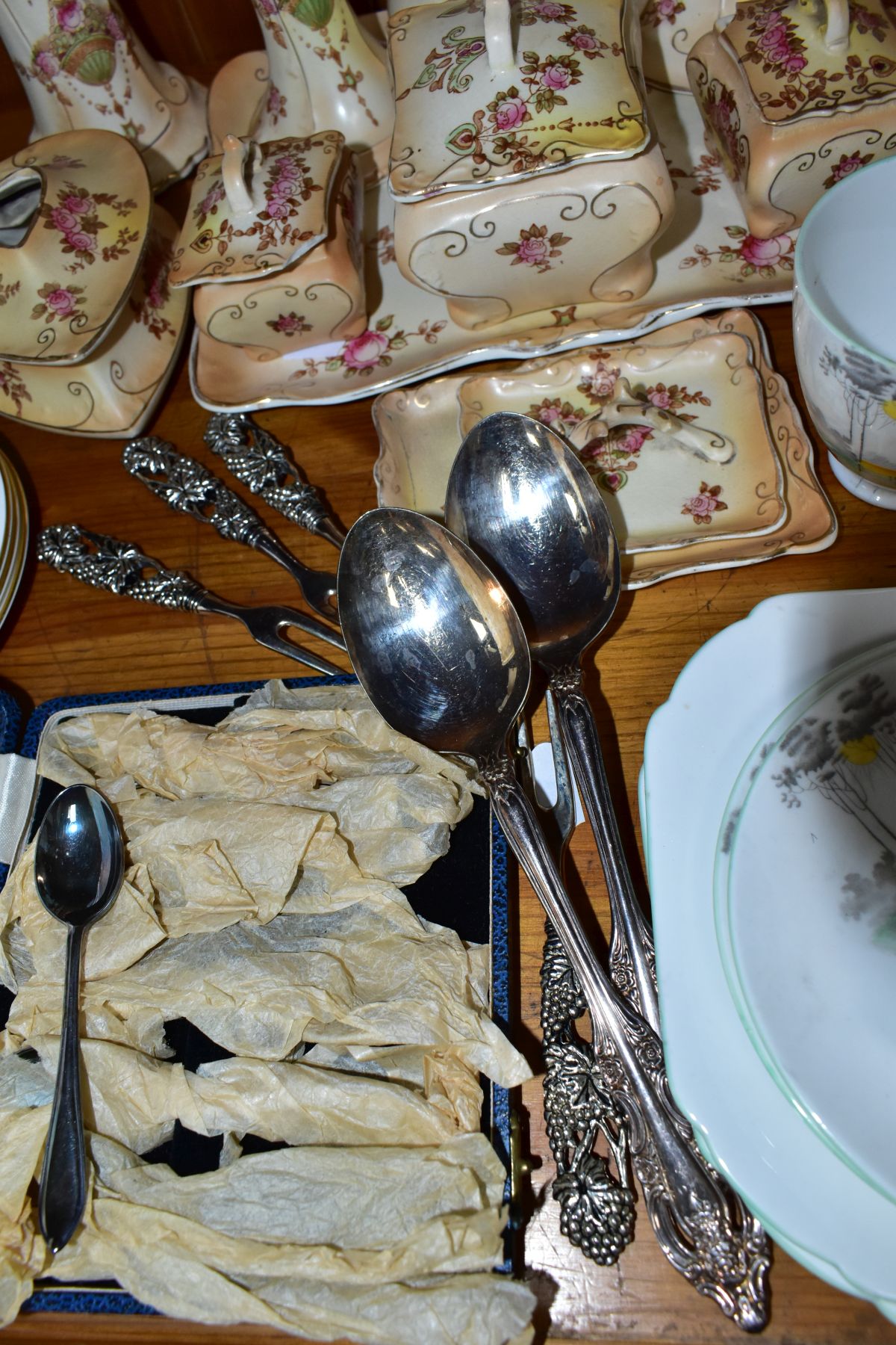 A TWENTY ONE PIECE SHELLEY CORNFIELD PART TEA SET, A CROWN DEVON DRESSING TABLE SET AND - Image 2 of 11