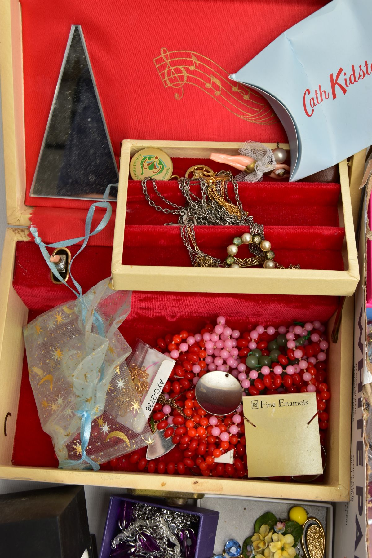 A BOX OF ASSORTED COSTUME JEWELLERY AND ITEMS, to include a small cream jewellery box with costume - Image 6 of 8