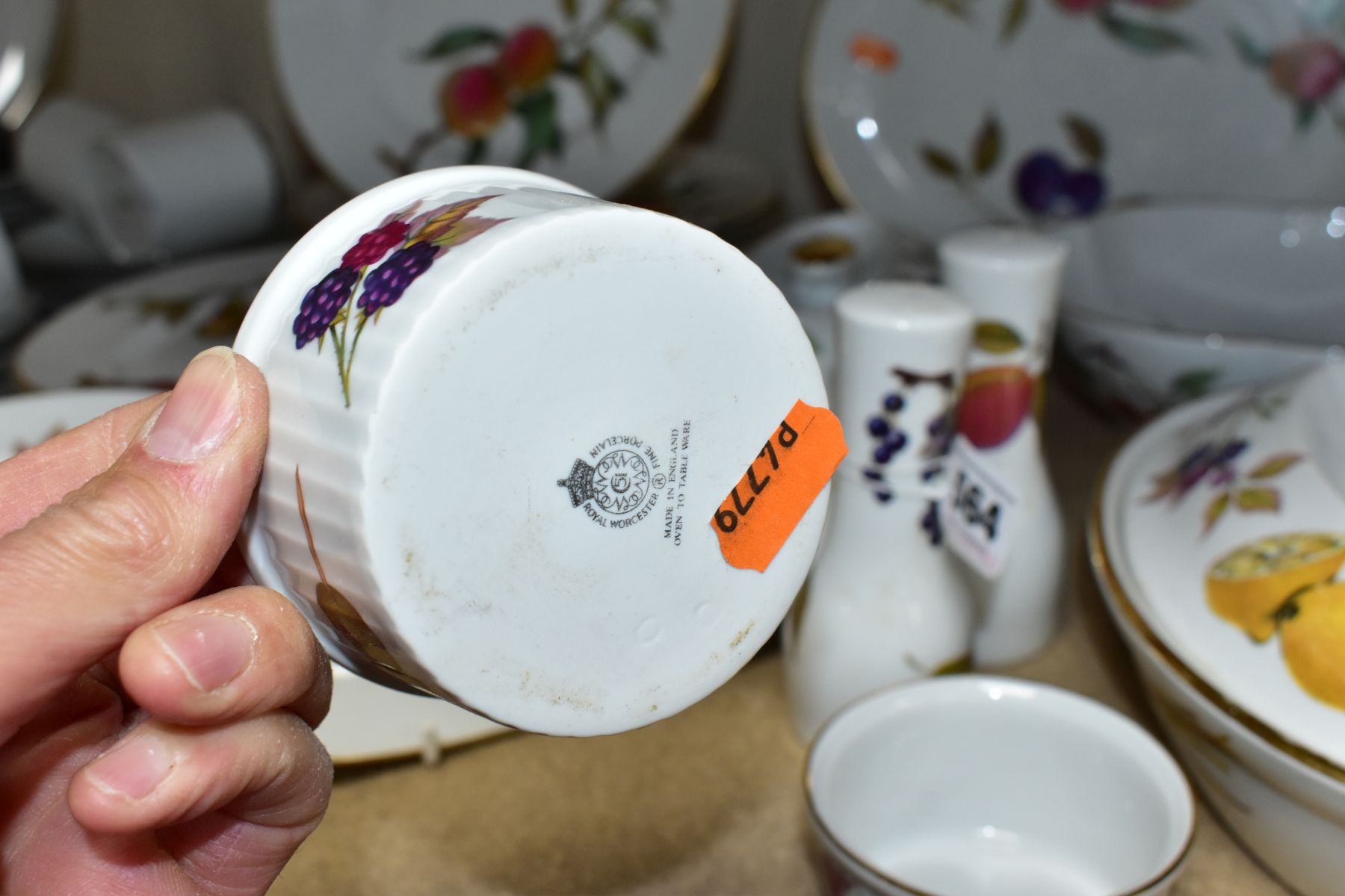 A TWENTY SEVEN PIECE ROYAL WORCESTER EVESHAM DINNER SERVICE, comprising two oval tureens, a - Image 7 of 7