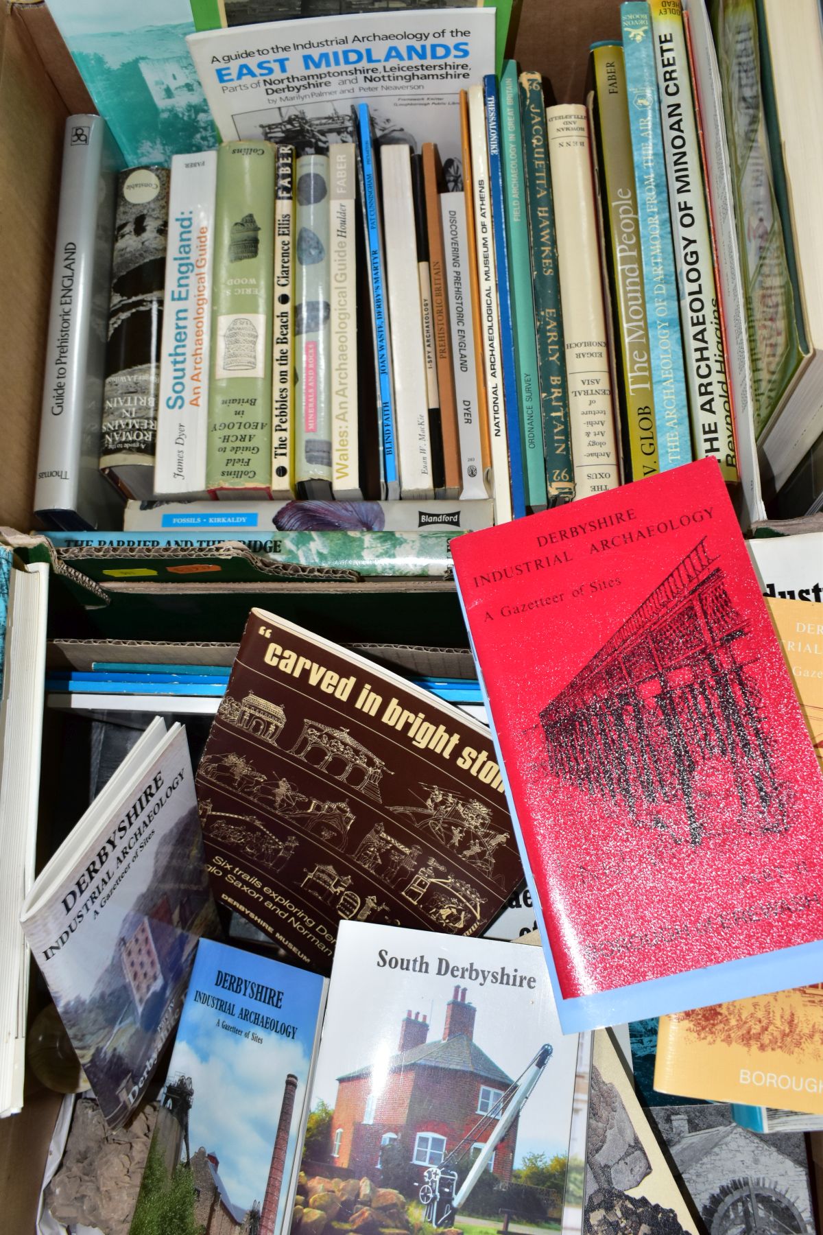 TWO BOXES OF FOSSILS, ROCKS, MINERALS AND RELATED BOOKS, approximately to include over thirty - Image 3 of 7