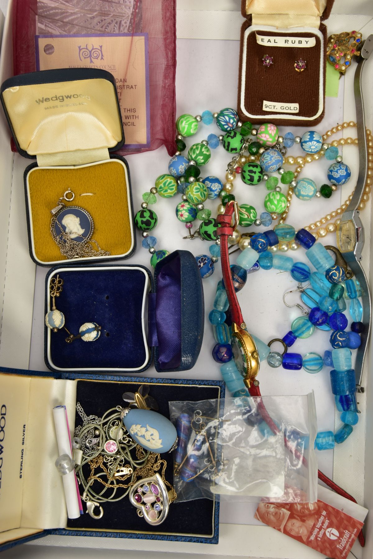 A BOX OF ASSORTED COSTUME JEWELLERY AND ITEMS, to include a small cream jewellery box with costume - Image 2 of 8