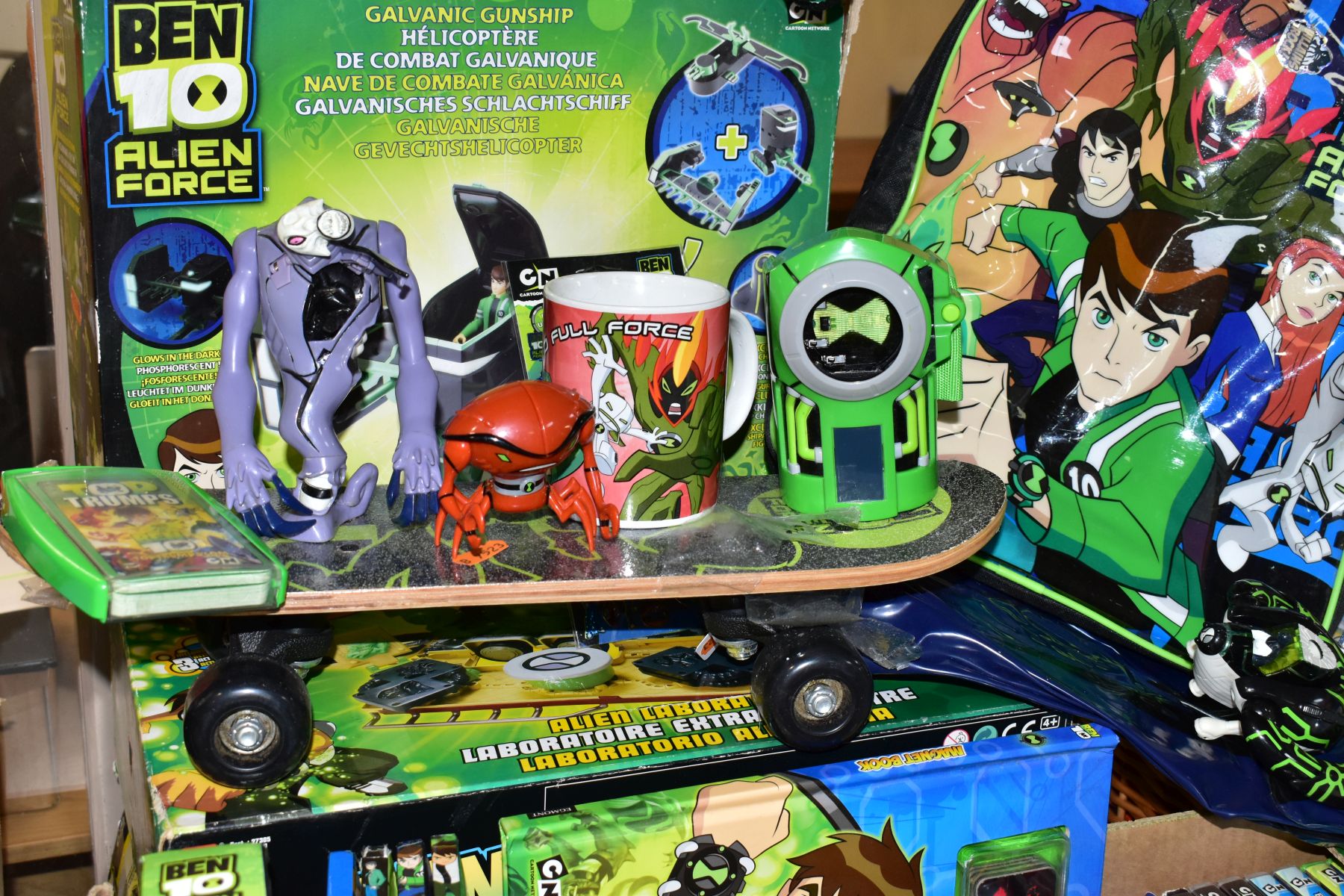A COLLECTION OF BEN 10 ALIEN FORCE TOYS AND COLLECTABLES, to include boxed Bandai Kevin Levin's - Image 4 of 5