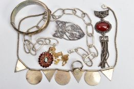AN ASSORTMENT OF SILVER AND WHITE METAL JEWELLERY, to include a silver hinged bangle, engraved