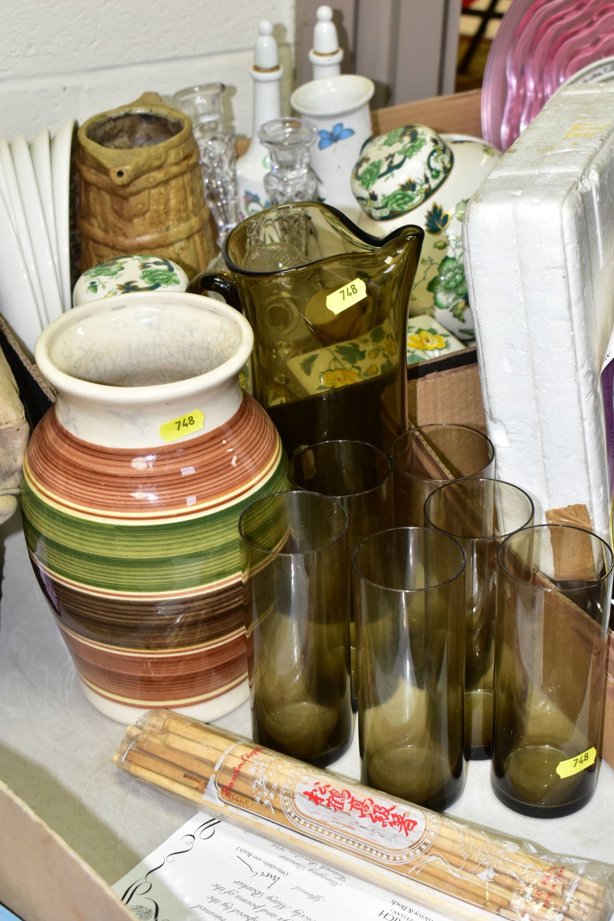 TWO BOXES AND LOOSE CERAMICS, GLASSWARES AND SUNDRY ITEMS, to include a pair of Mason's Chartreuse - Image 3 of 6