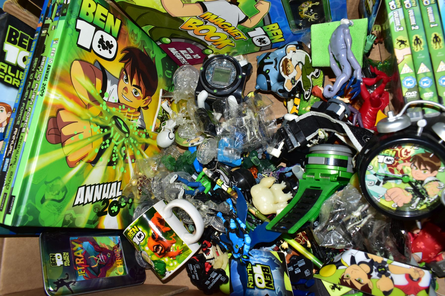 A COLLECTION OF BEN 10 ALIEN FORCE TOYS AND COLLECTABLES, to include boxed Bandai Kevin Levin's - Image 3 of 5