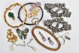 AN ASSORTMENT OF SILVER AND COSTUME JEWELLERY, to include a silver hinged bangle, engraved with