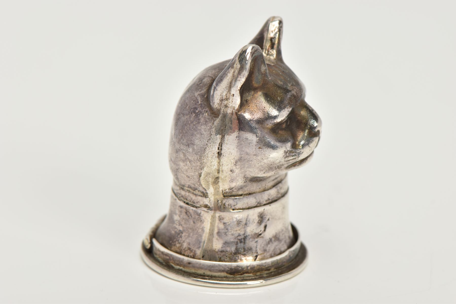 A SILVER CAT VESTA CASE, designed as a cat head with a ribbon round its neck, opens to the base with - Image 3 of 5