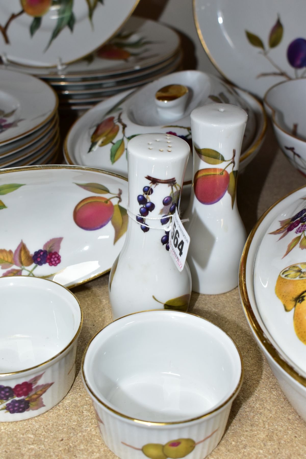 A TWENTY SEVEN PIECE ROYAL WORCESTER EVESHAM DINNER SERVICE, comprising two oval tureens, a - Image 3 of 7