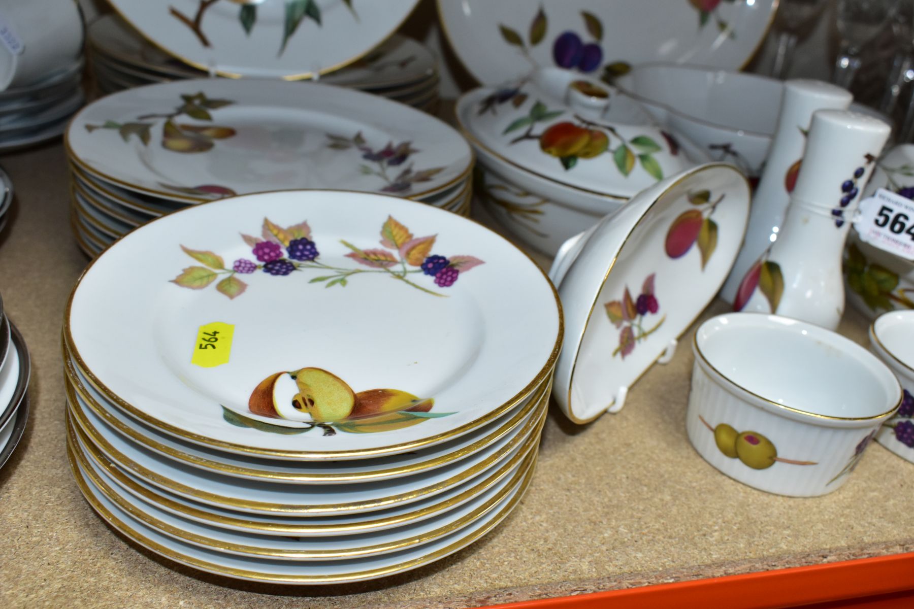 A TWENTY SEVEN PIECE ROYAL WORCESTER EVESHAM DINNER SERVICE, comprising two oval tureens, a - Image 5 of 7