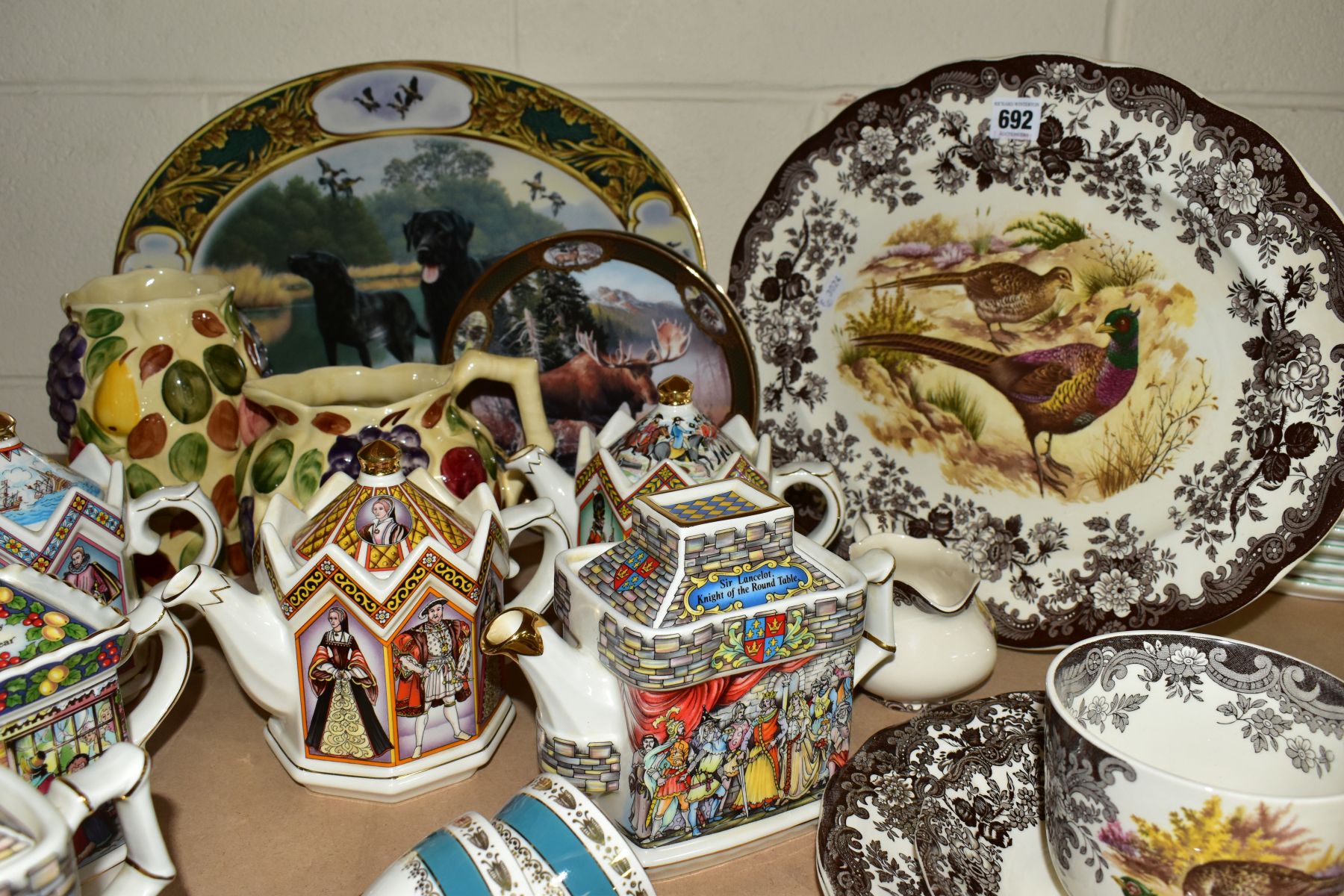 A GROUP OF CERAMICS, to include seven Sadler teapots featuring Bonny Prince Charlie, Robin Hood, A - Image 4 of 10