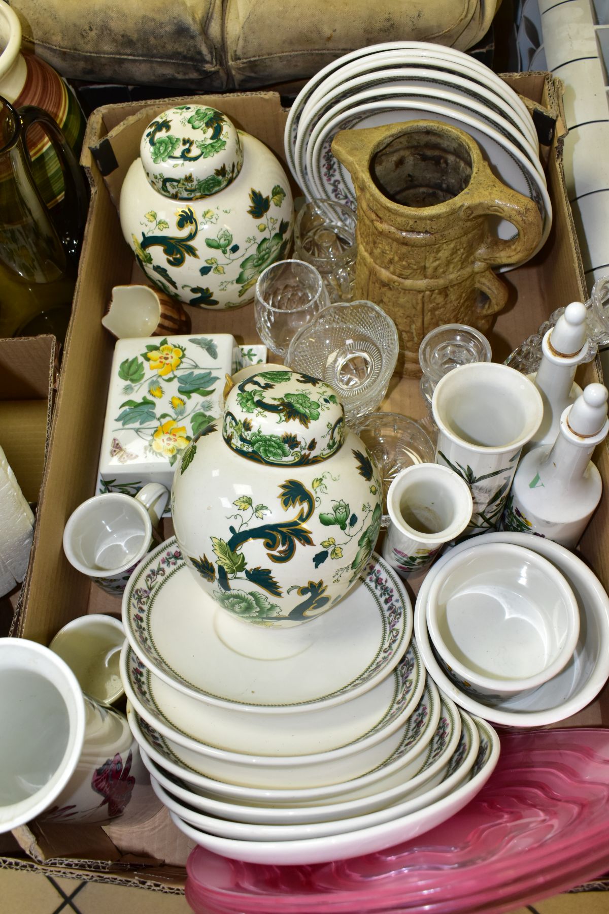 TWO BOXES AND LOOSE CERAMICS, GLASSWARES AND SUNDRY ITEMS, to include a pair of Mason's Chartreuse - Image 4 of 6