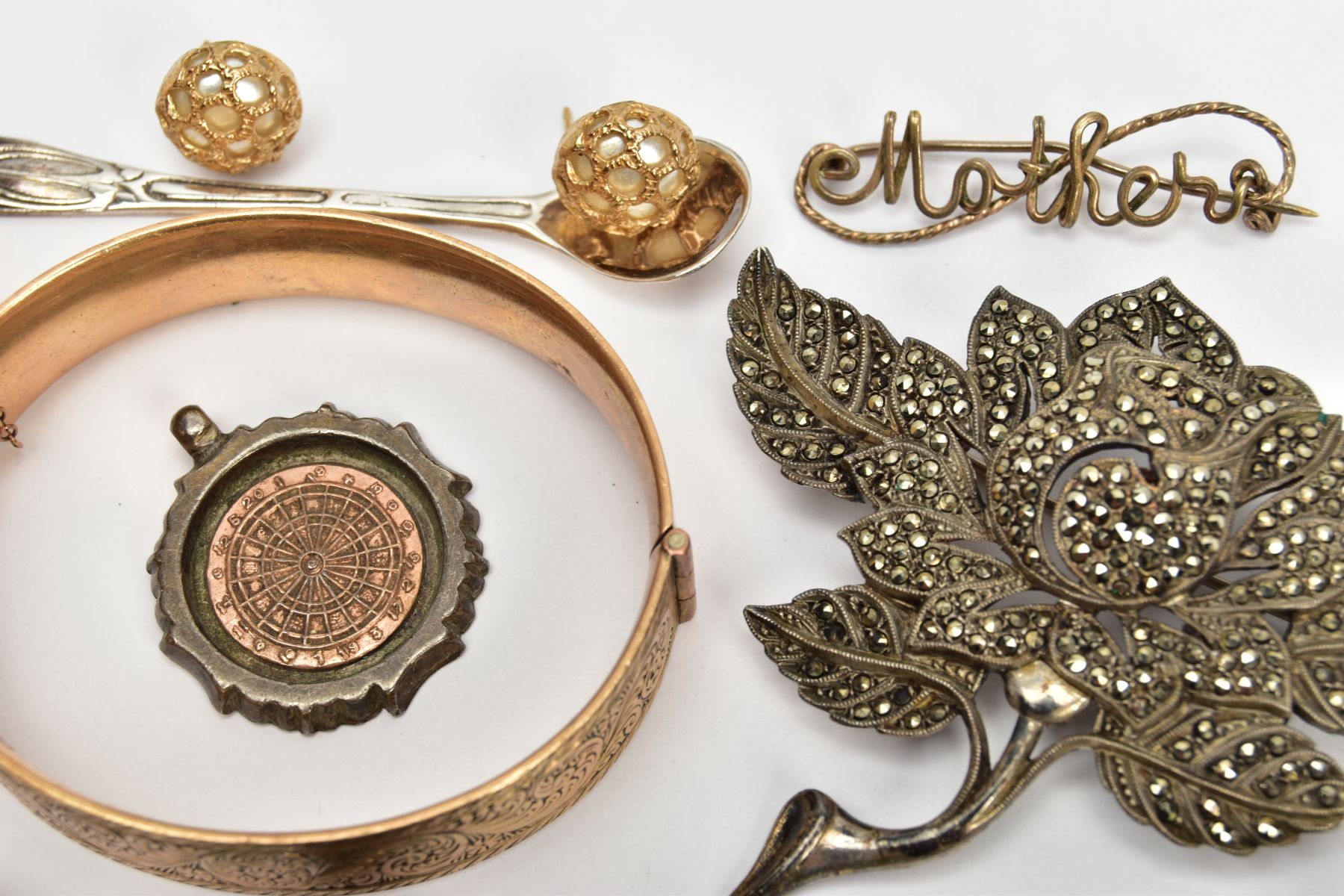 ASSORTED YELLOW AND WHITE METAL JEWELLERY, to include two foliage detailed gold and metal core - Image 4 of 5