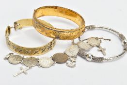 AN ASSORTMENT OF SILVER AND WHITE METAL JEWELLERY, to include two silver gold plated hinged bangles,