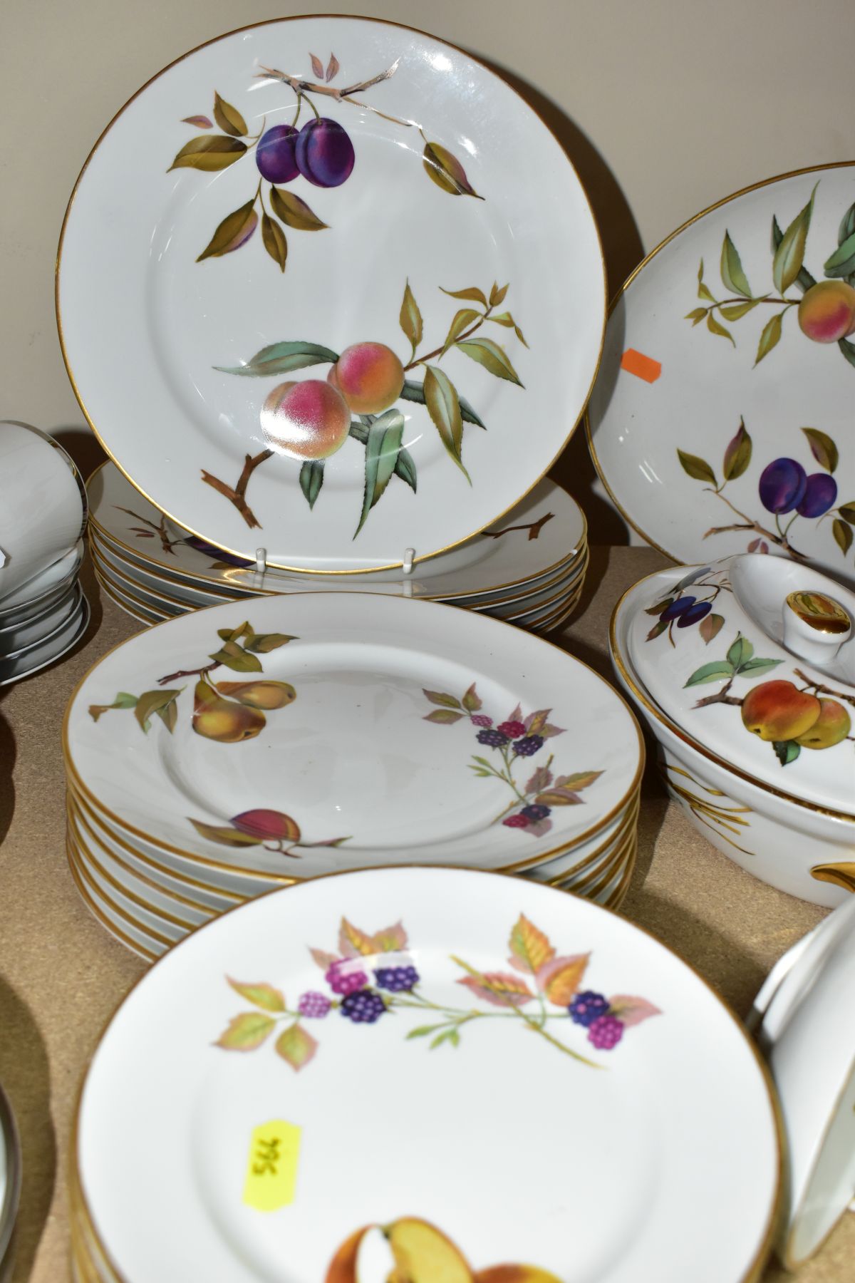 A TWENTY SEVEN PIECE ROYAL WORCESTER EVESHAM DINNER SERVICE, comprising two oval tureens, a - Image 6 of 7